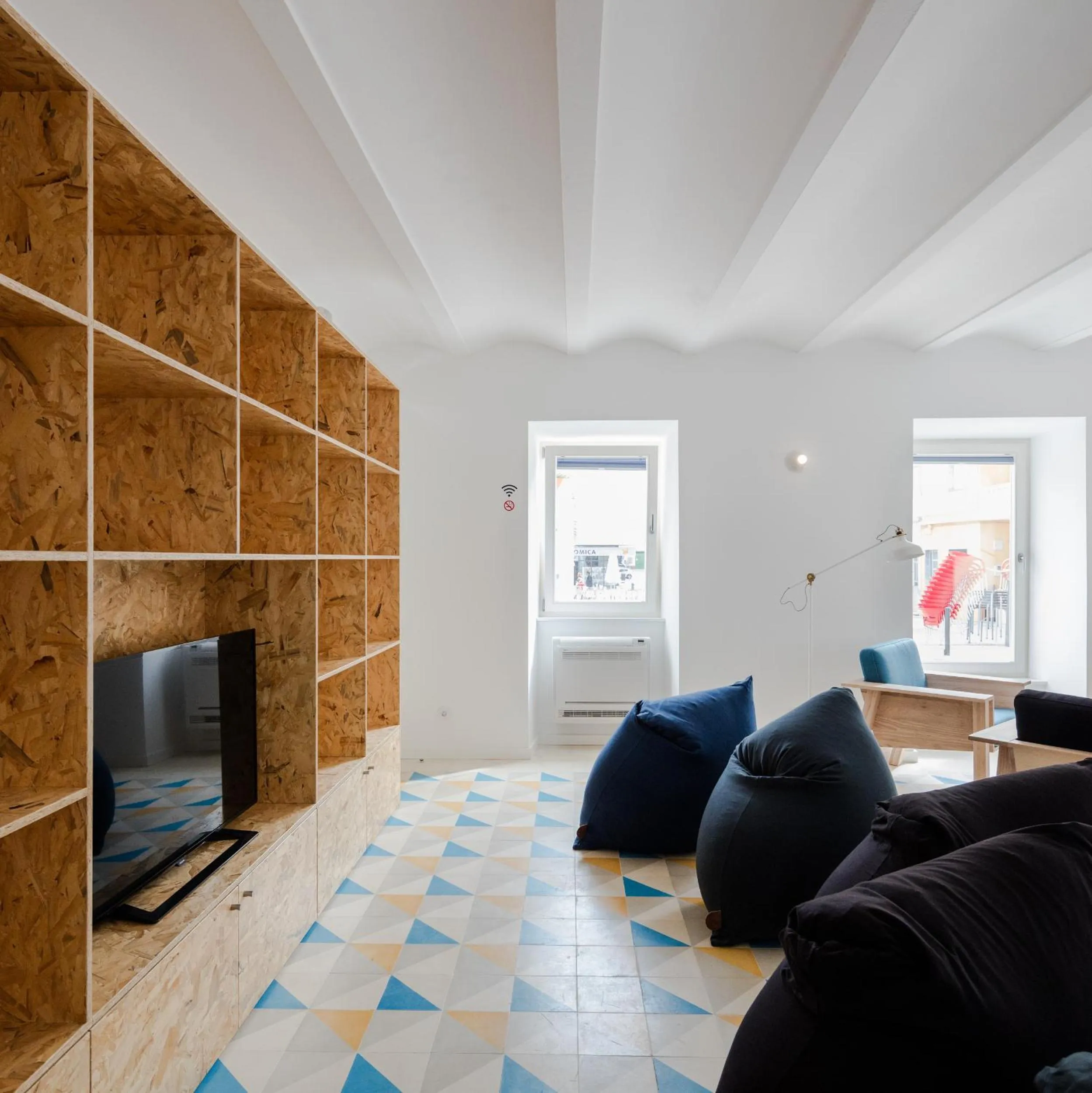 Communal lounge/ TV room in Hostel Conii & Suites Algarve