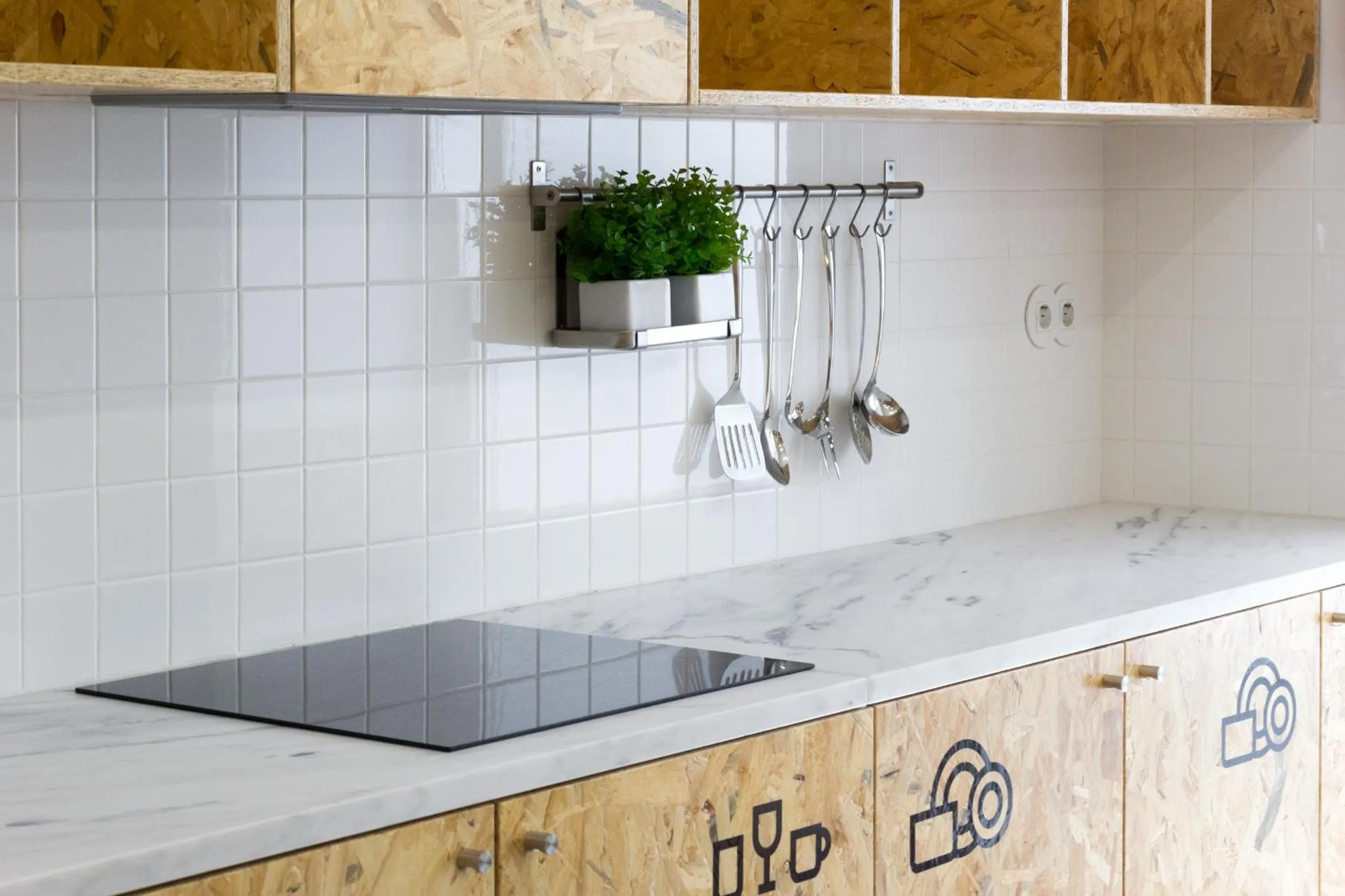 Communal kitchen in Hostel Conii & Suites Algarve