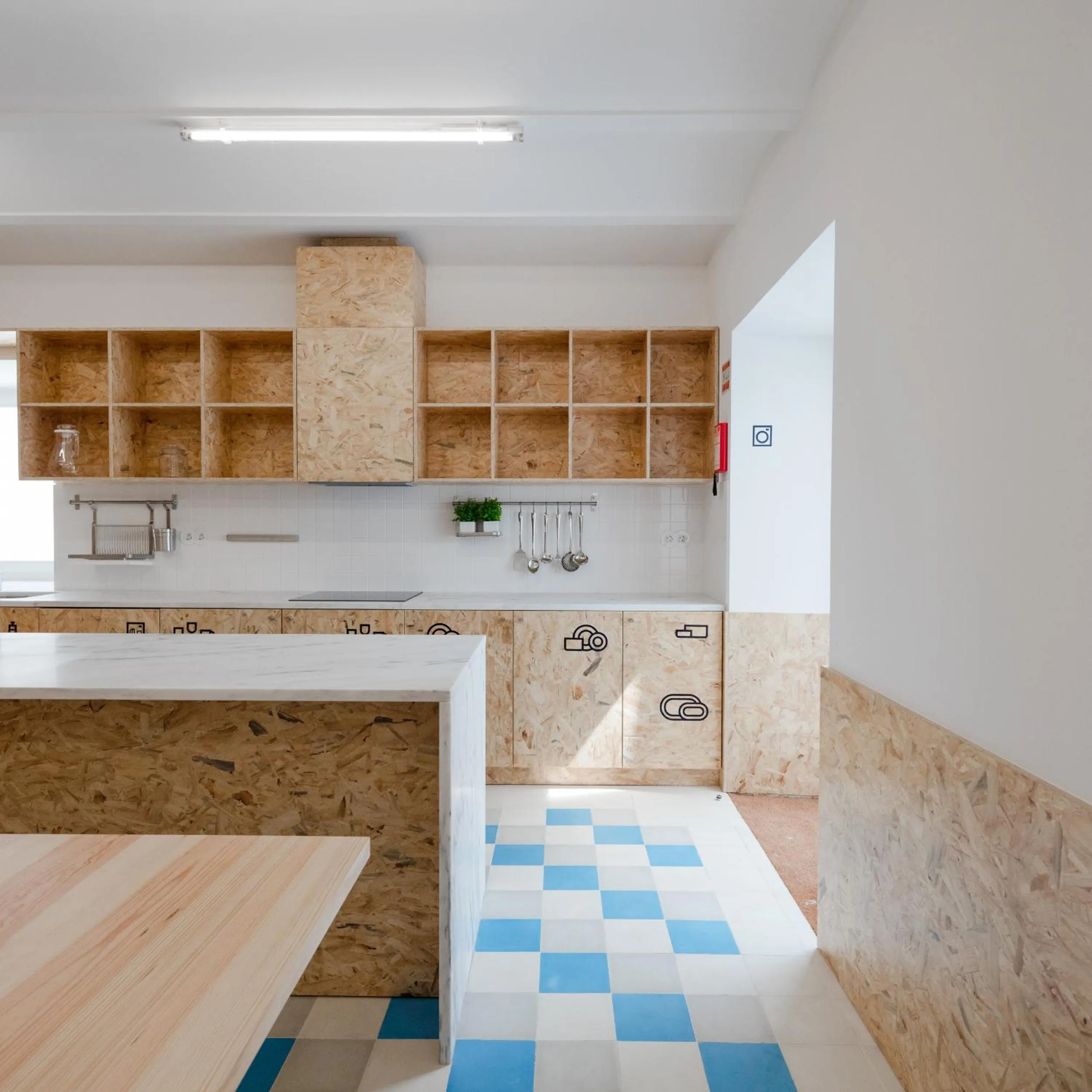Communal kitchen in Hostel Conii & Suites Algarve
