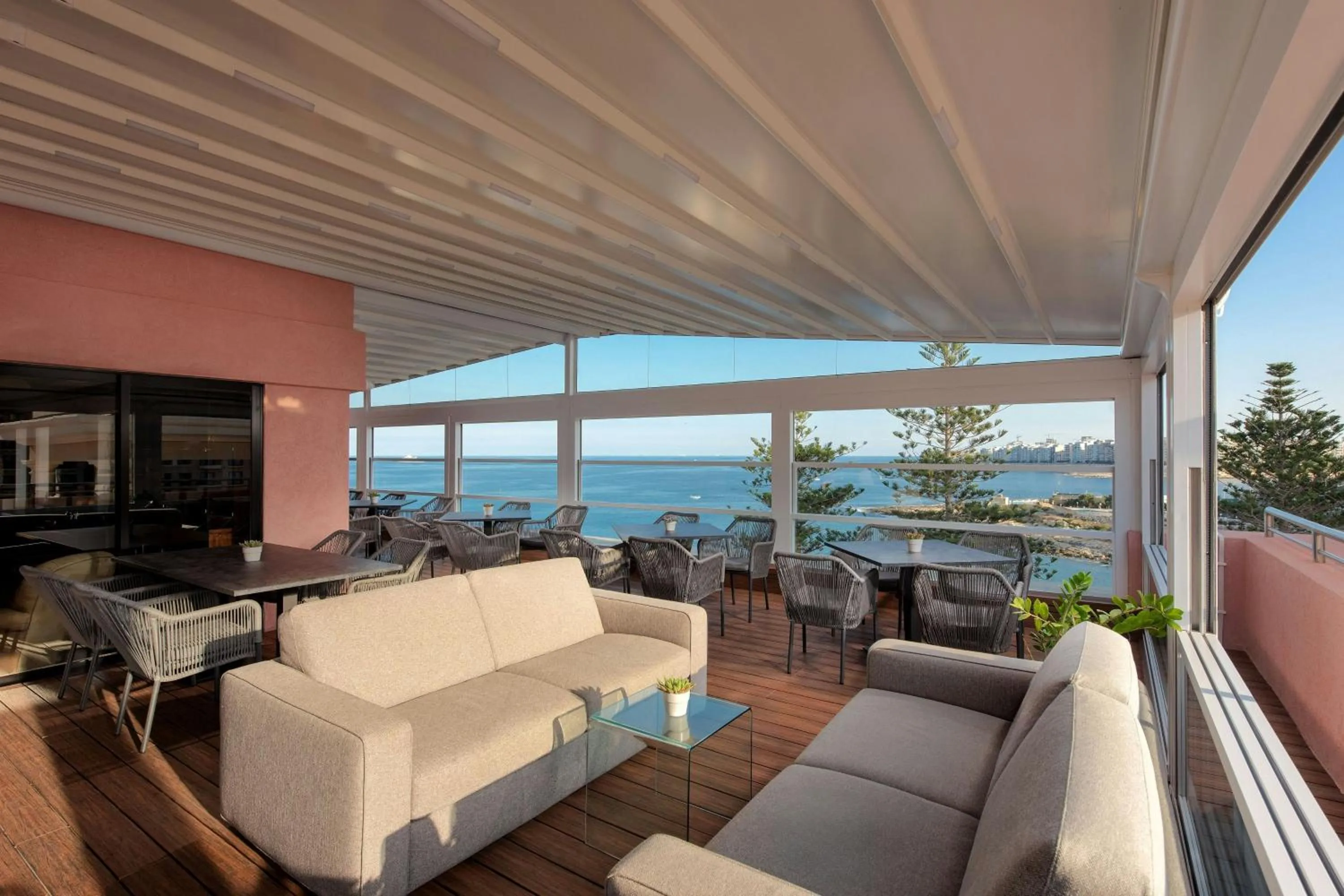 Lounge or bar in The Westin Dragonara Resort, Malta