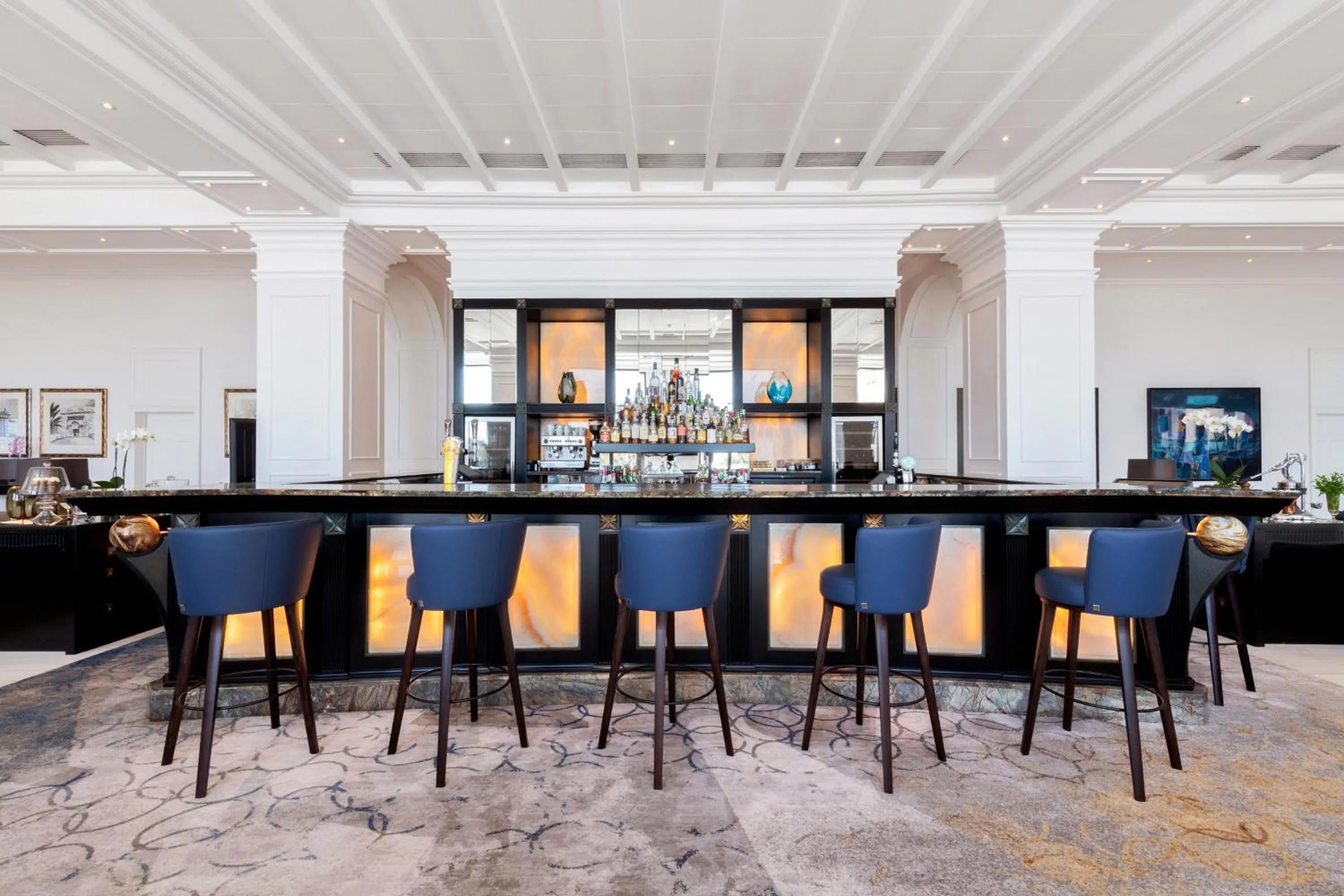 Lounge or bar in The Westin Dragonara Resort, Malta