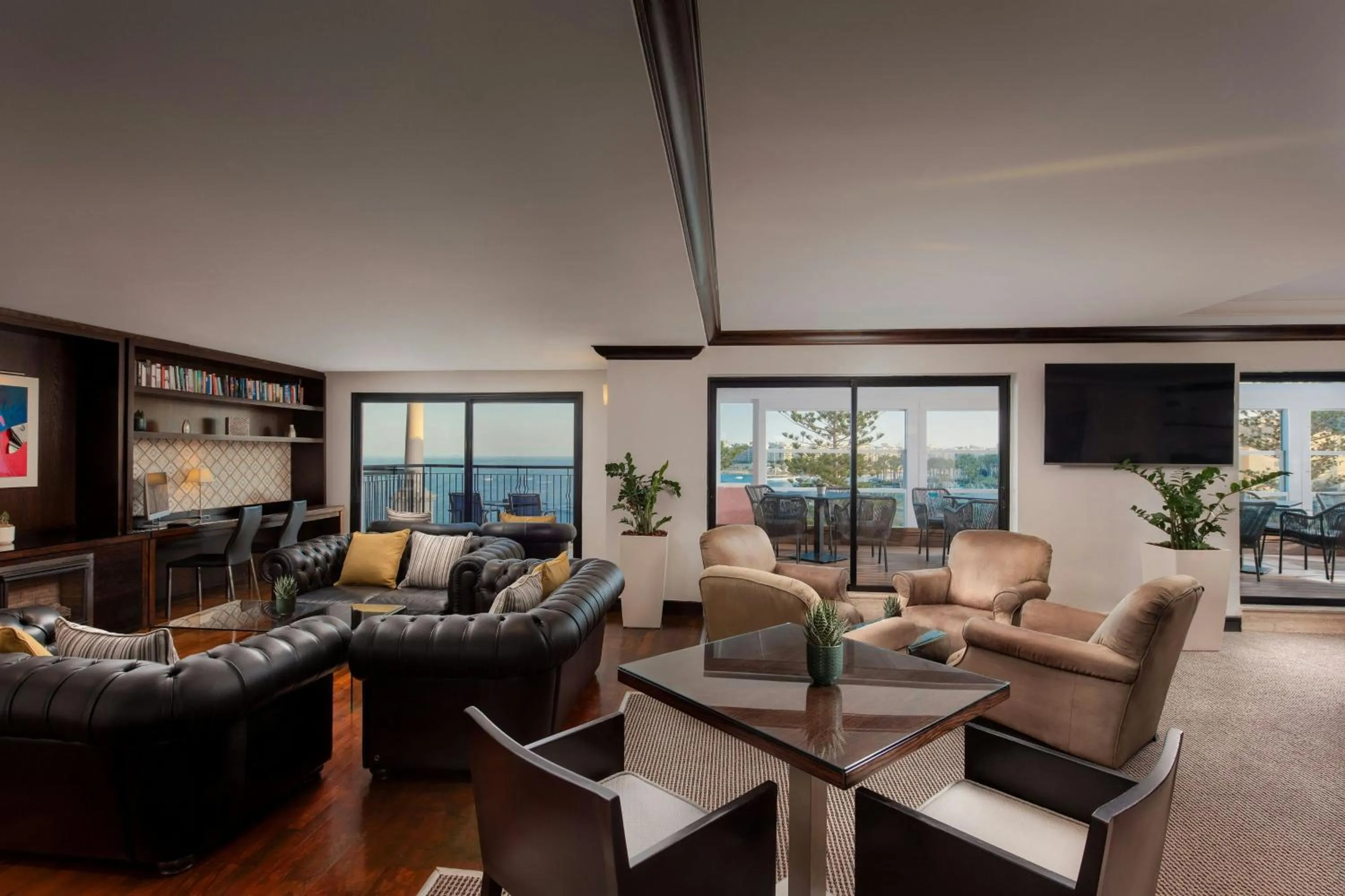 Lounge or bar in The Westin Dragonara Resort, Malta