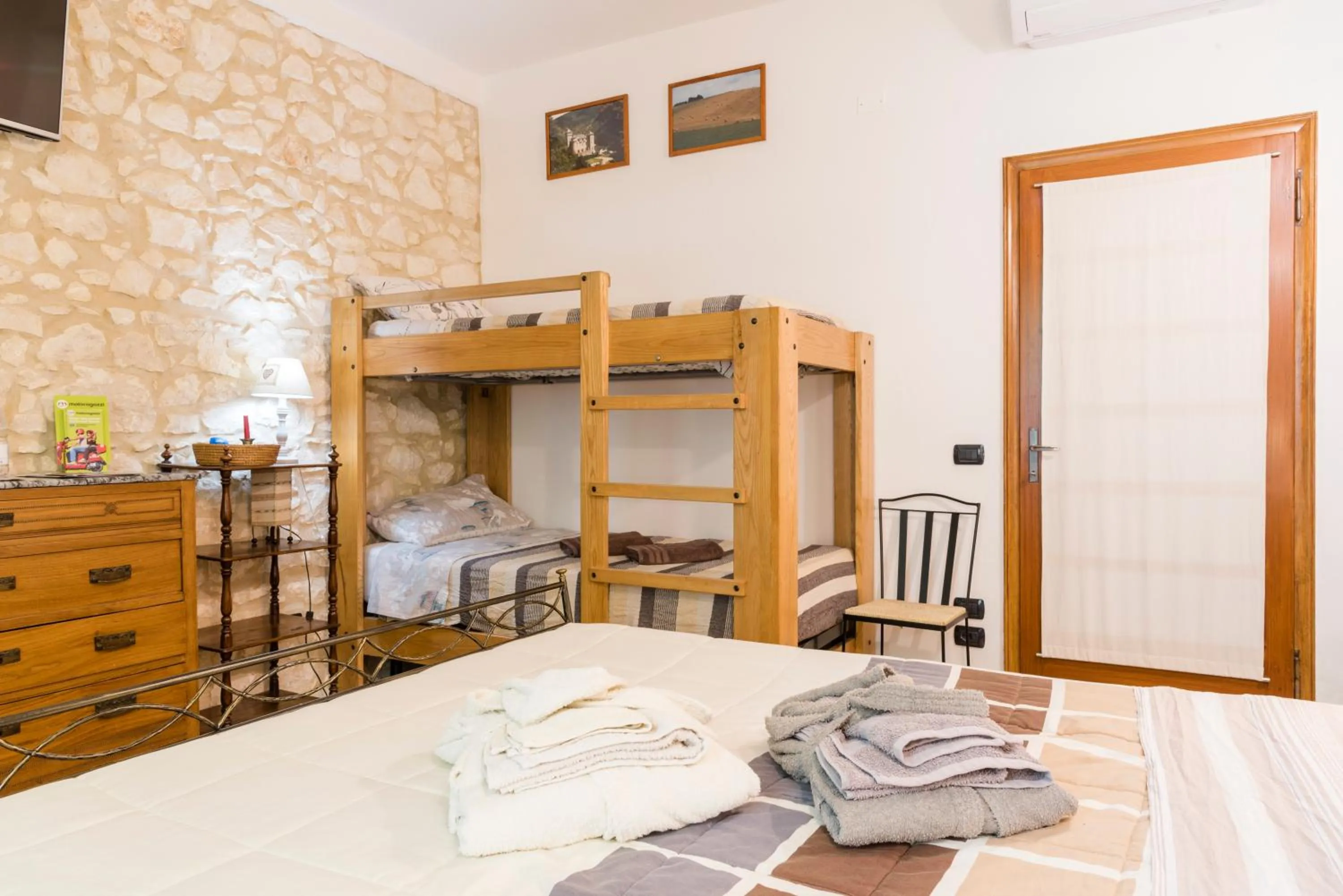 Photo of the whole room, Bed in Relais des Roches