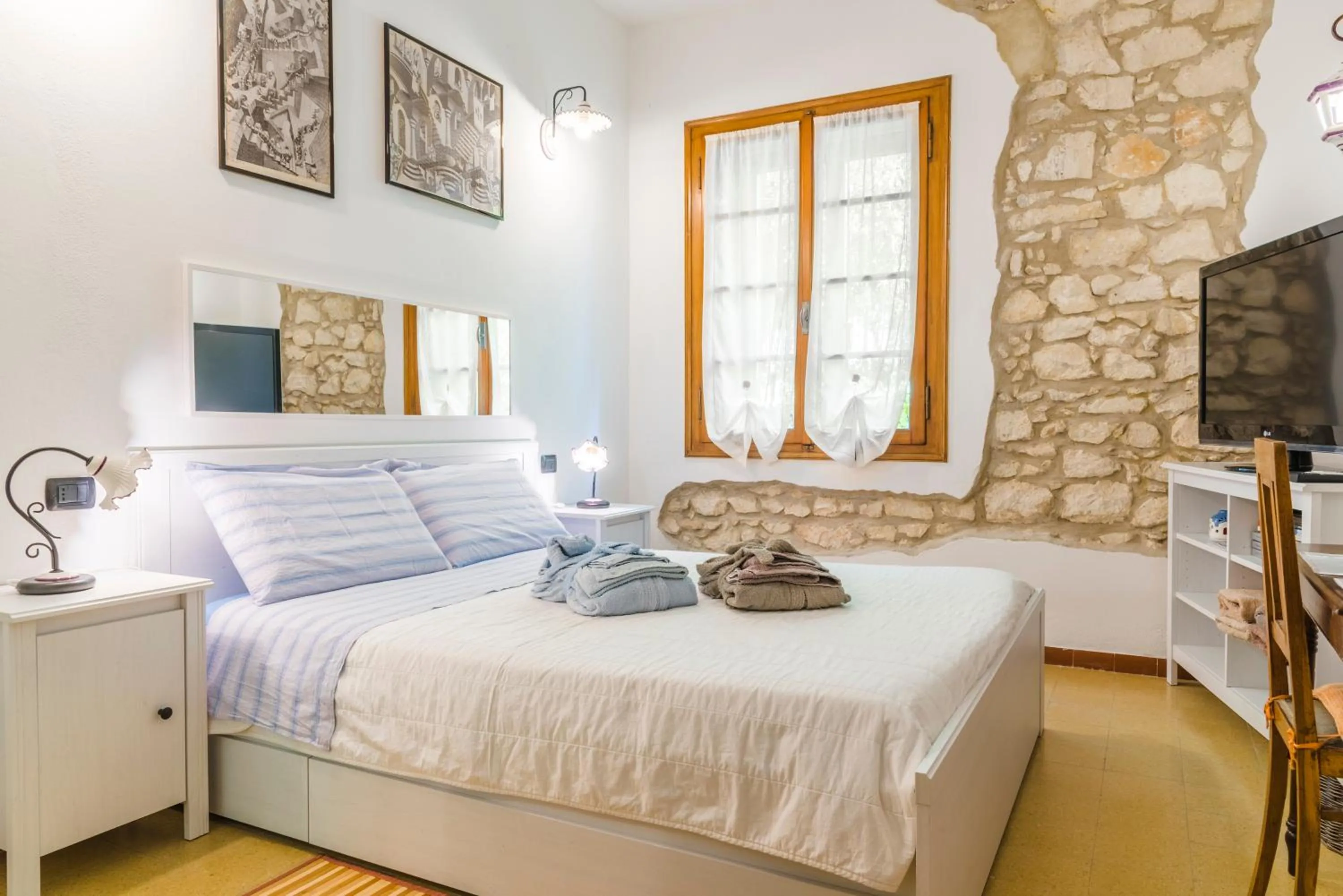 Photo of the whole room, Bed in Relais des Roches