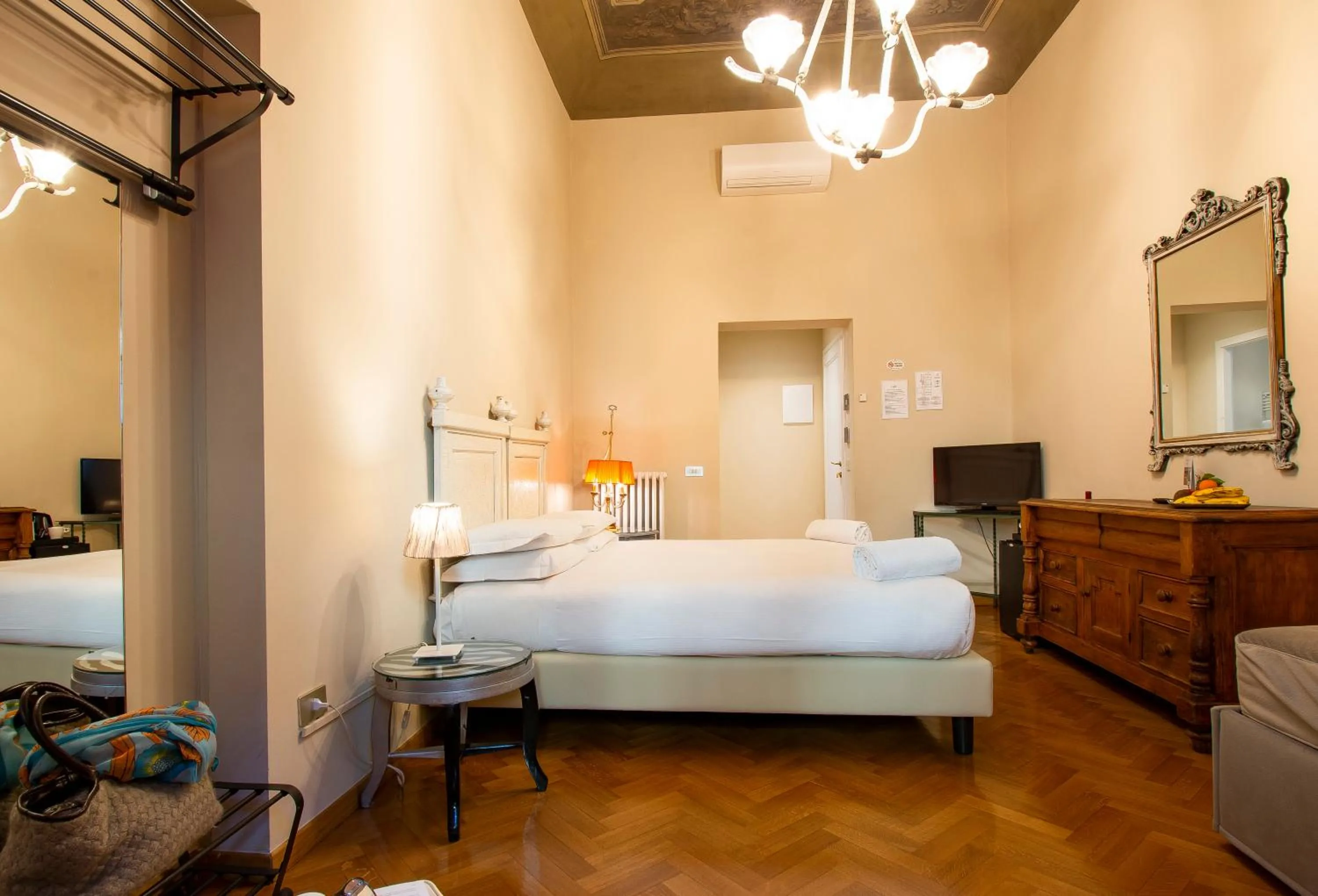 TV and multimedia, Bed in N4U Guest House Florence