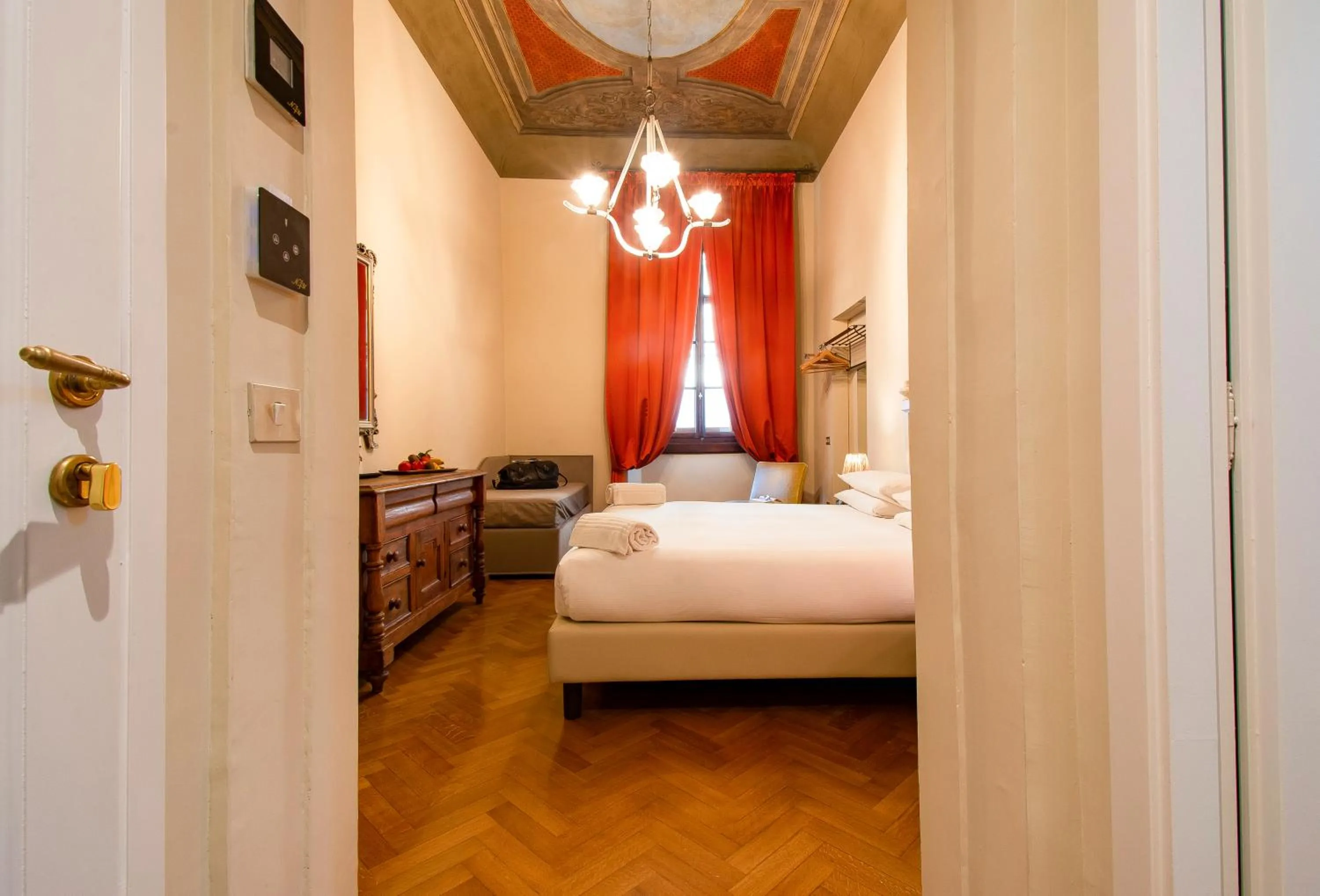 Bedroom, Bed in N4U Guest House Florence