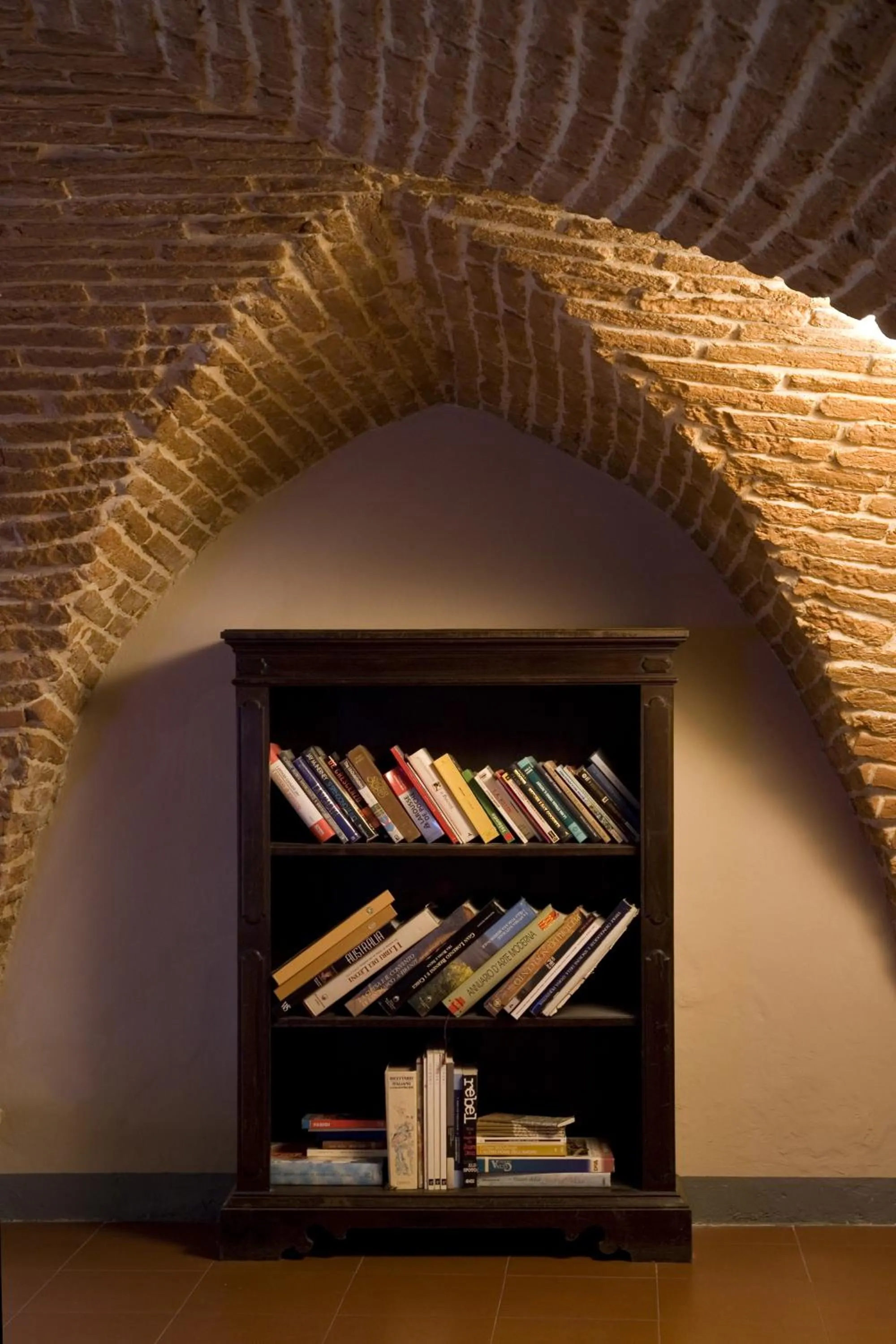 Communal lounge/ TV room in N4U Guest House Florence