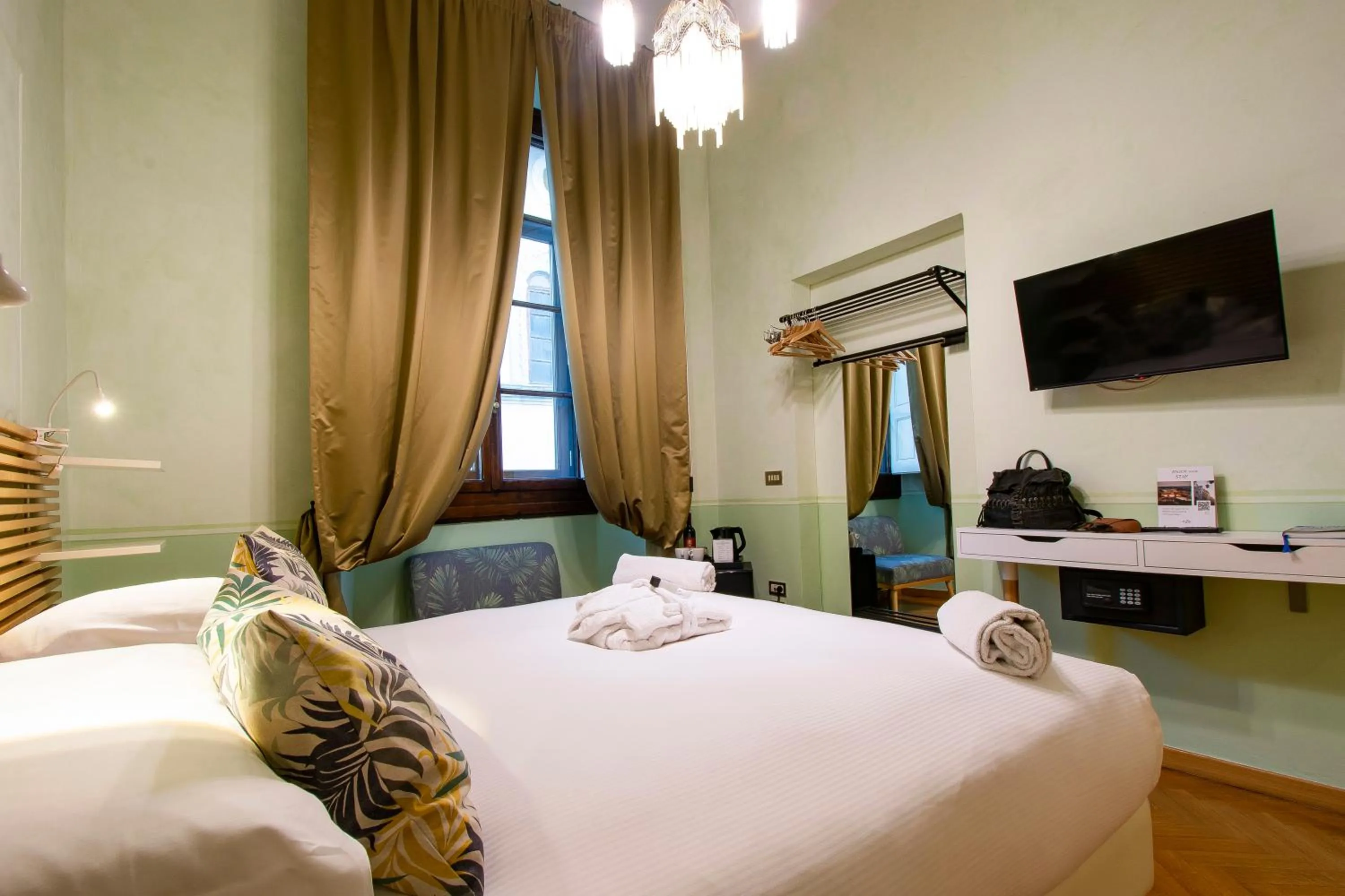 TV and multimedia, Bed in N4U Guest House Florence