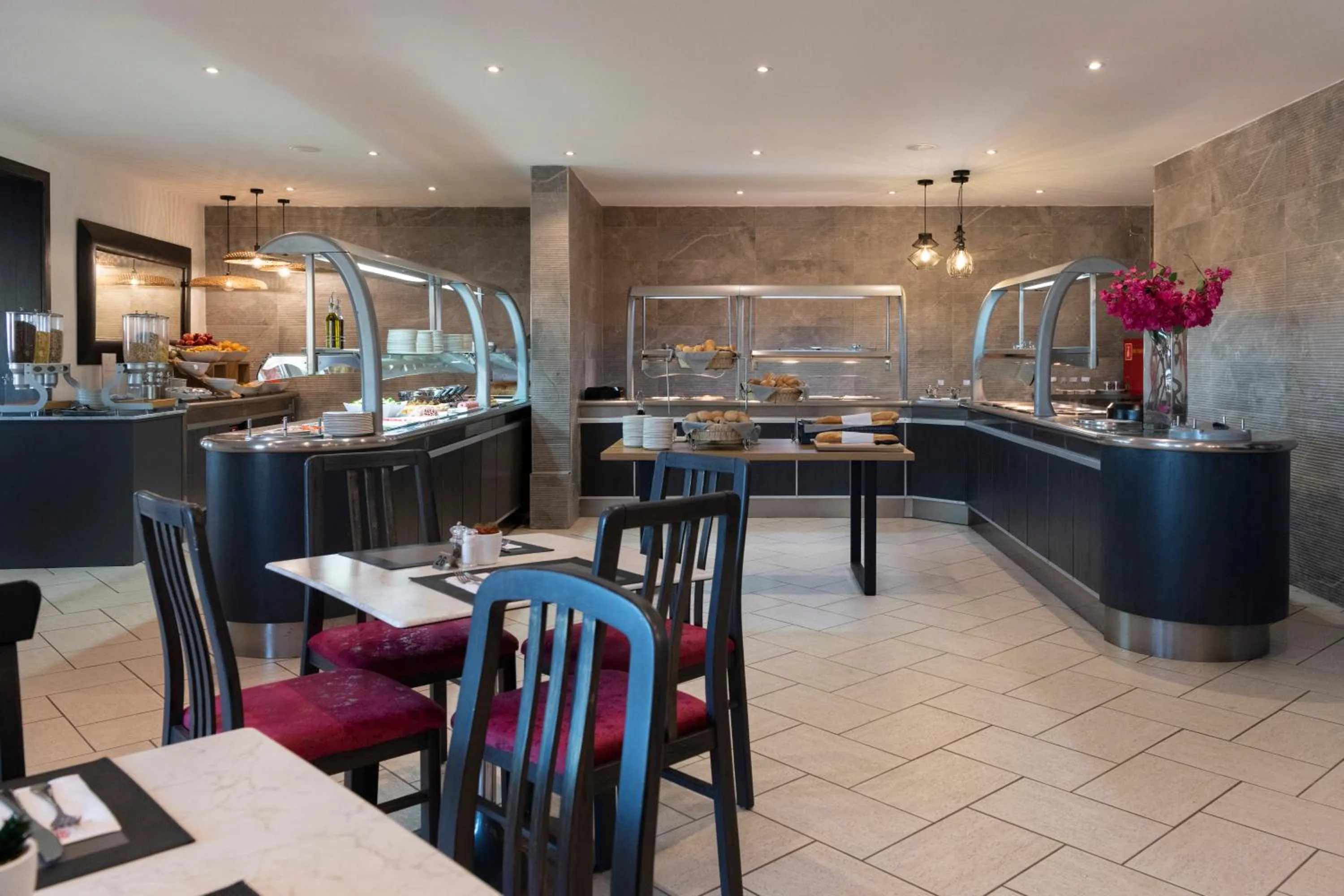 Restaurant/places to eat in Plaza Regency Hotels