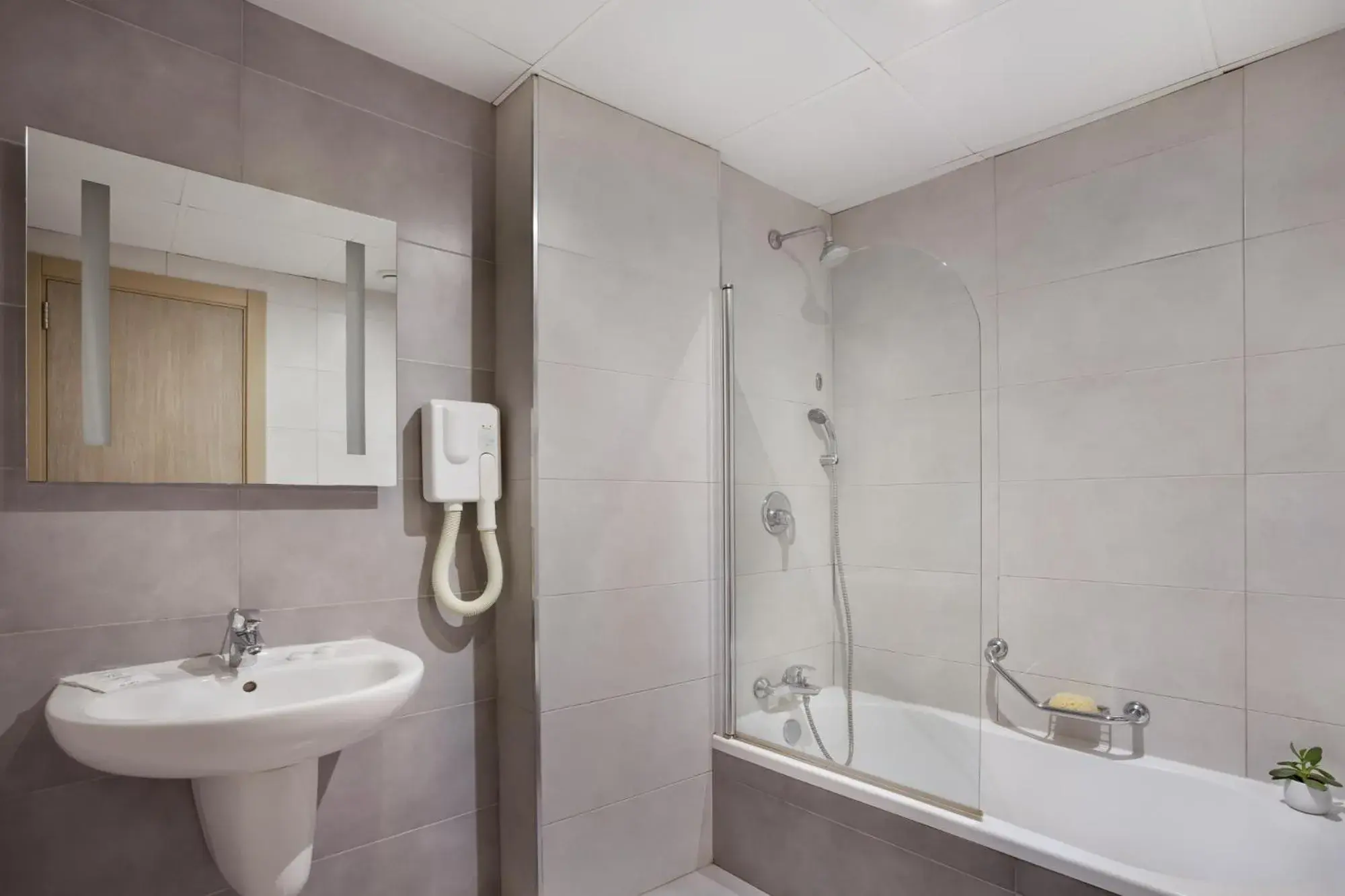 Superior Double or Twin Room with Sea Front in Plaza Regency Hotels Superior Double or Twin Room with Sea Front in Plaza Regency Hotels