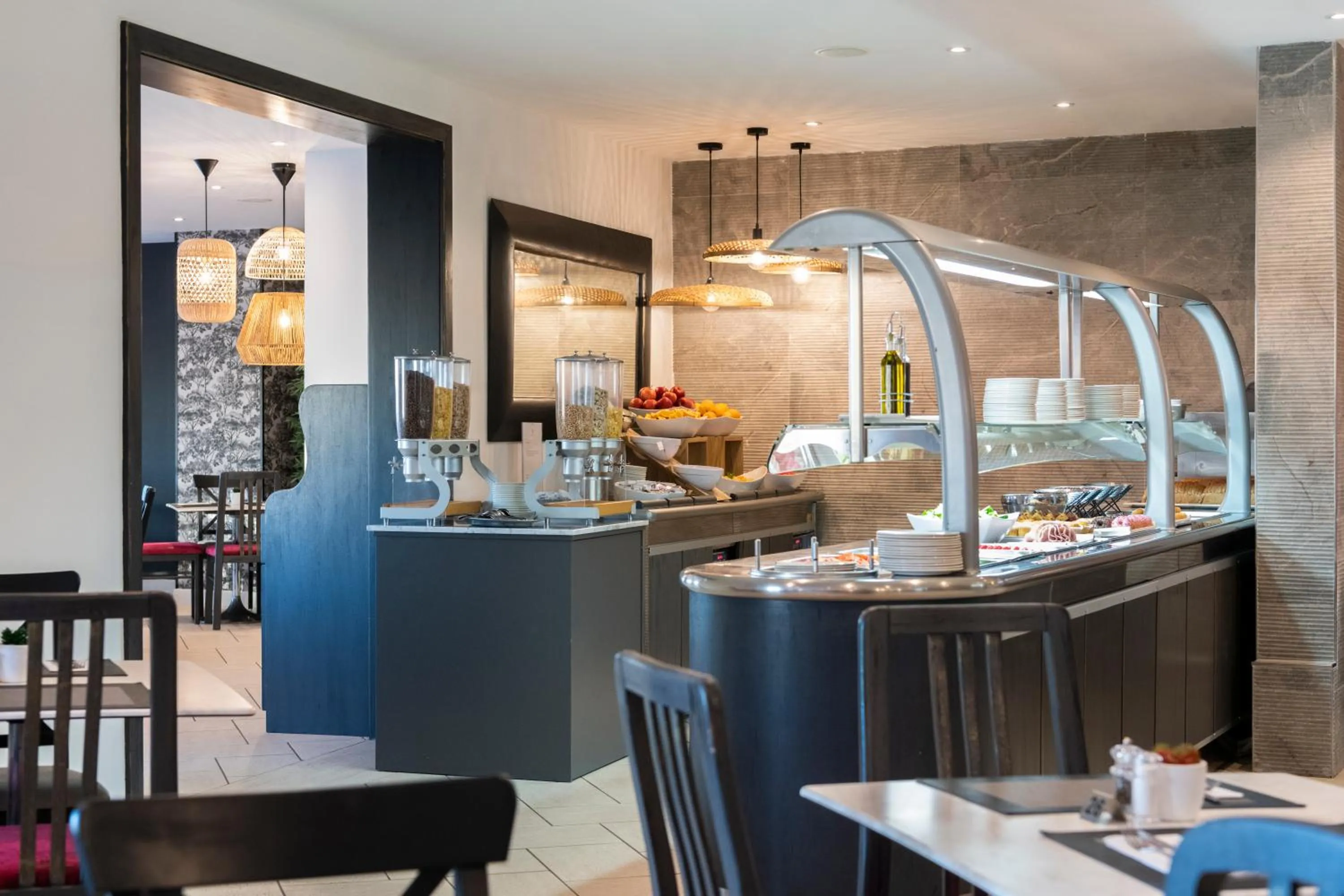 Restaurant/places to eat in Plaza Regency Hotels