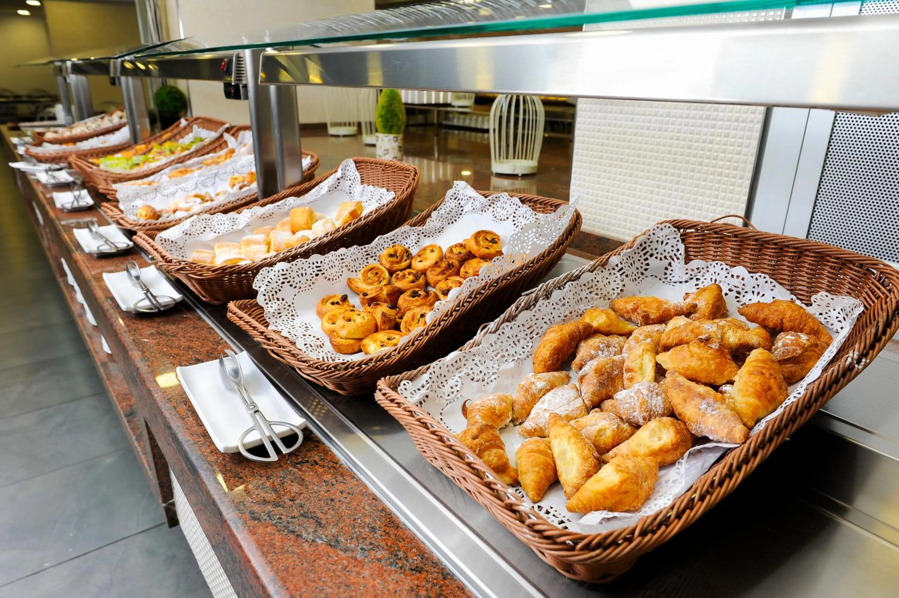 Buffet breakfast in Kn Aparthotel Columbus