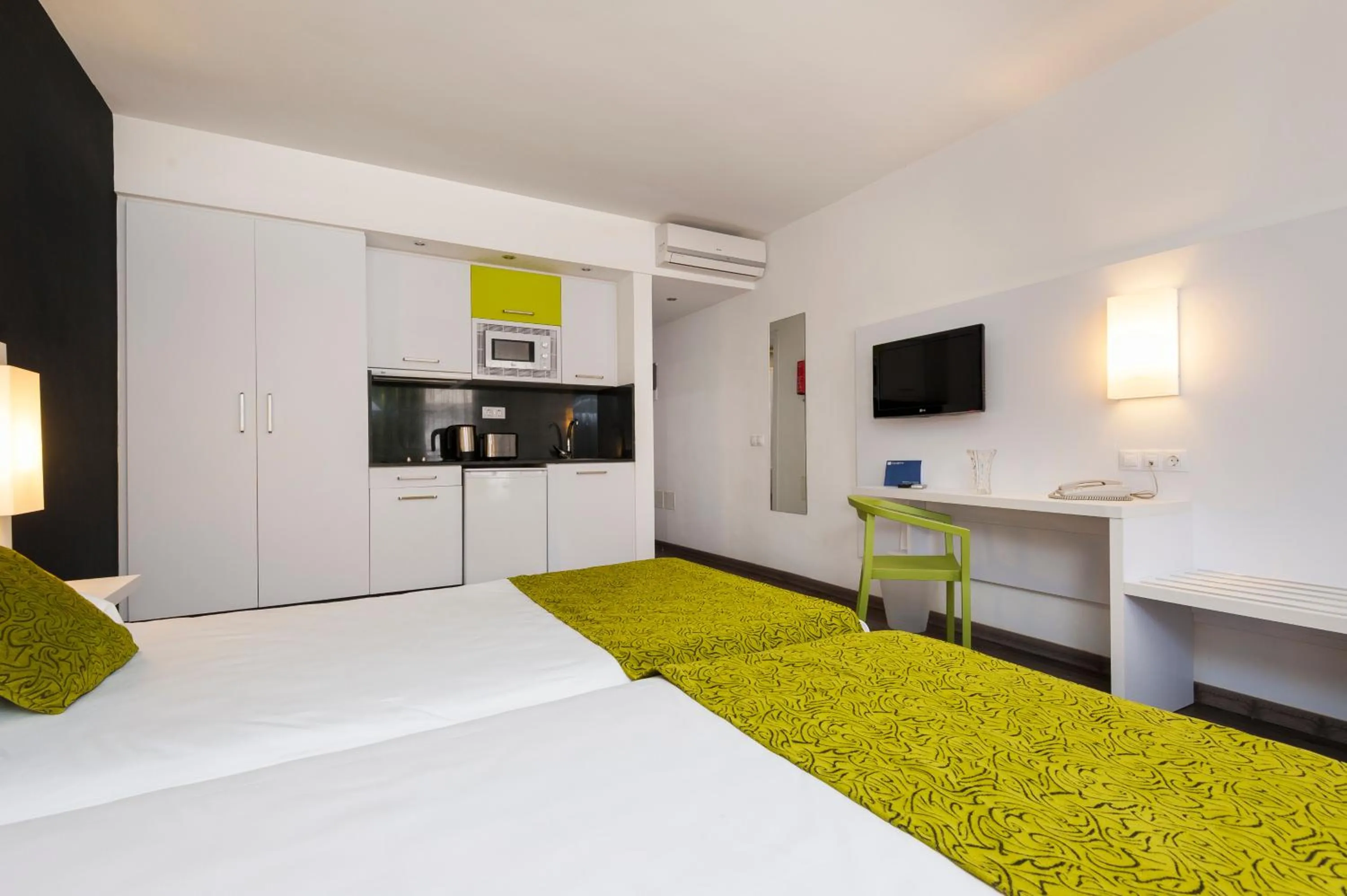 Dining area, Bed in Kn Aparthotel Columbus