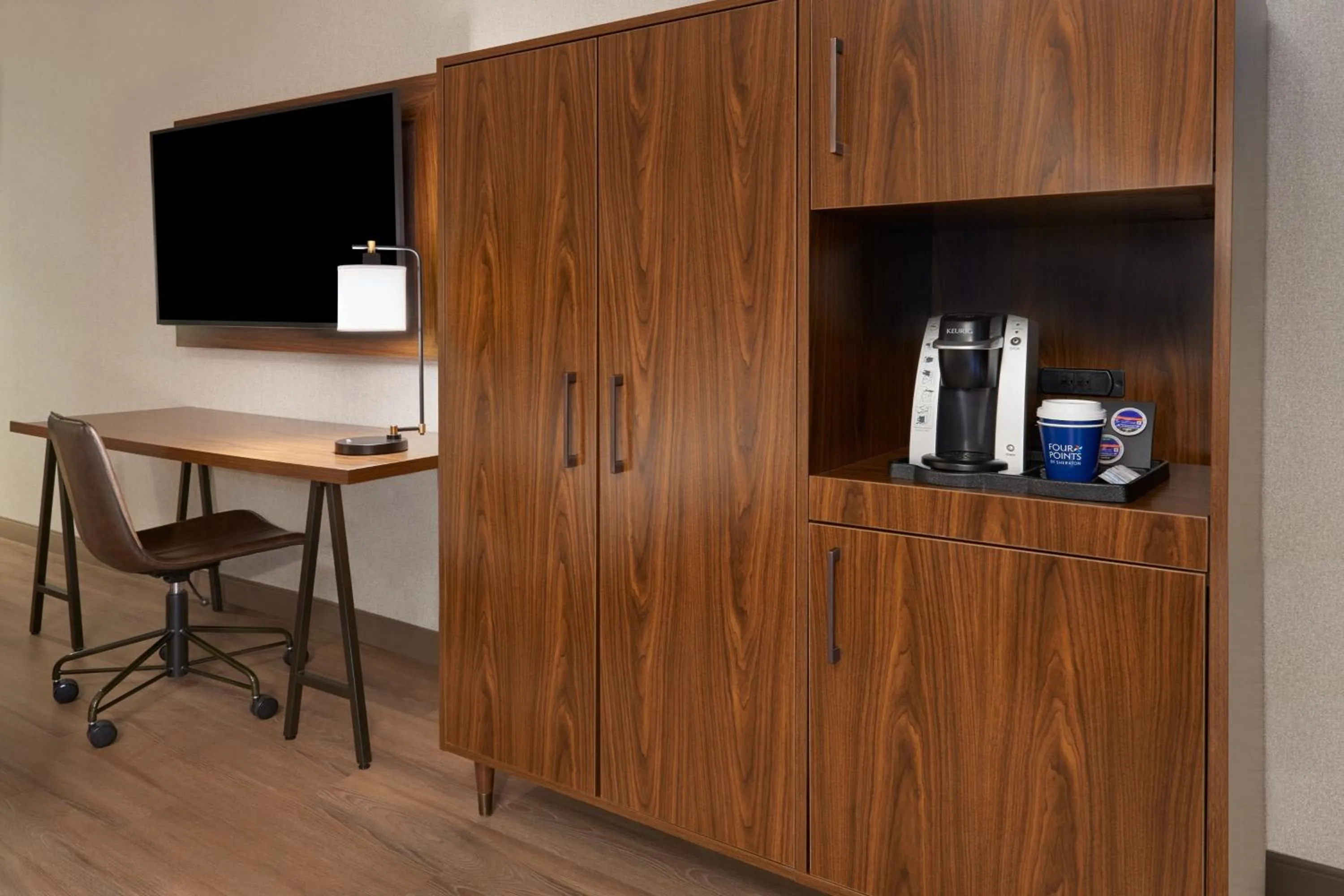 Photo of the whole room in Four Points by Sheraton Point Edward Sarnia