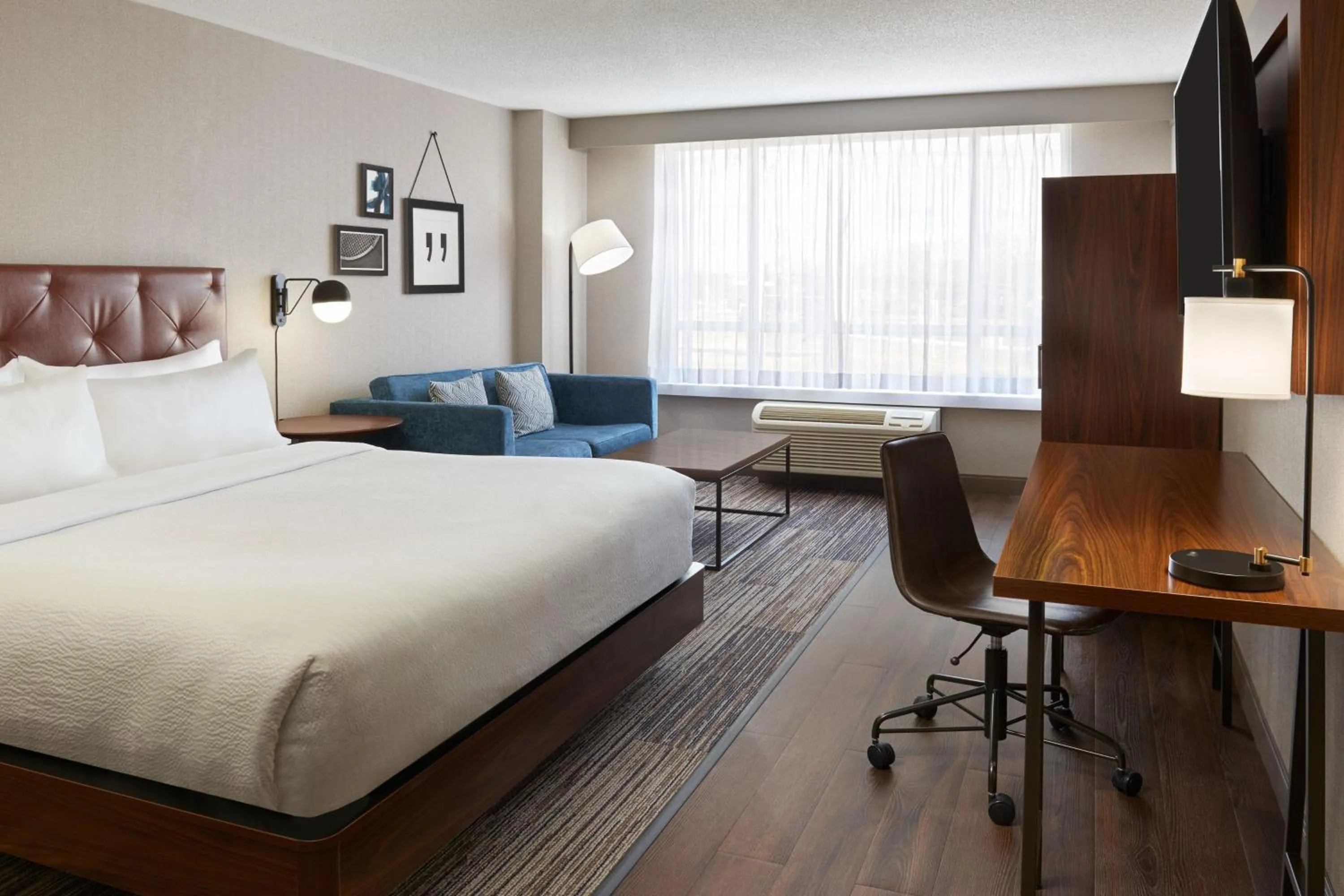 Photo of the whole room, Bed in Four Points by Sheraton Point Edward Sarnia