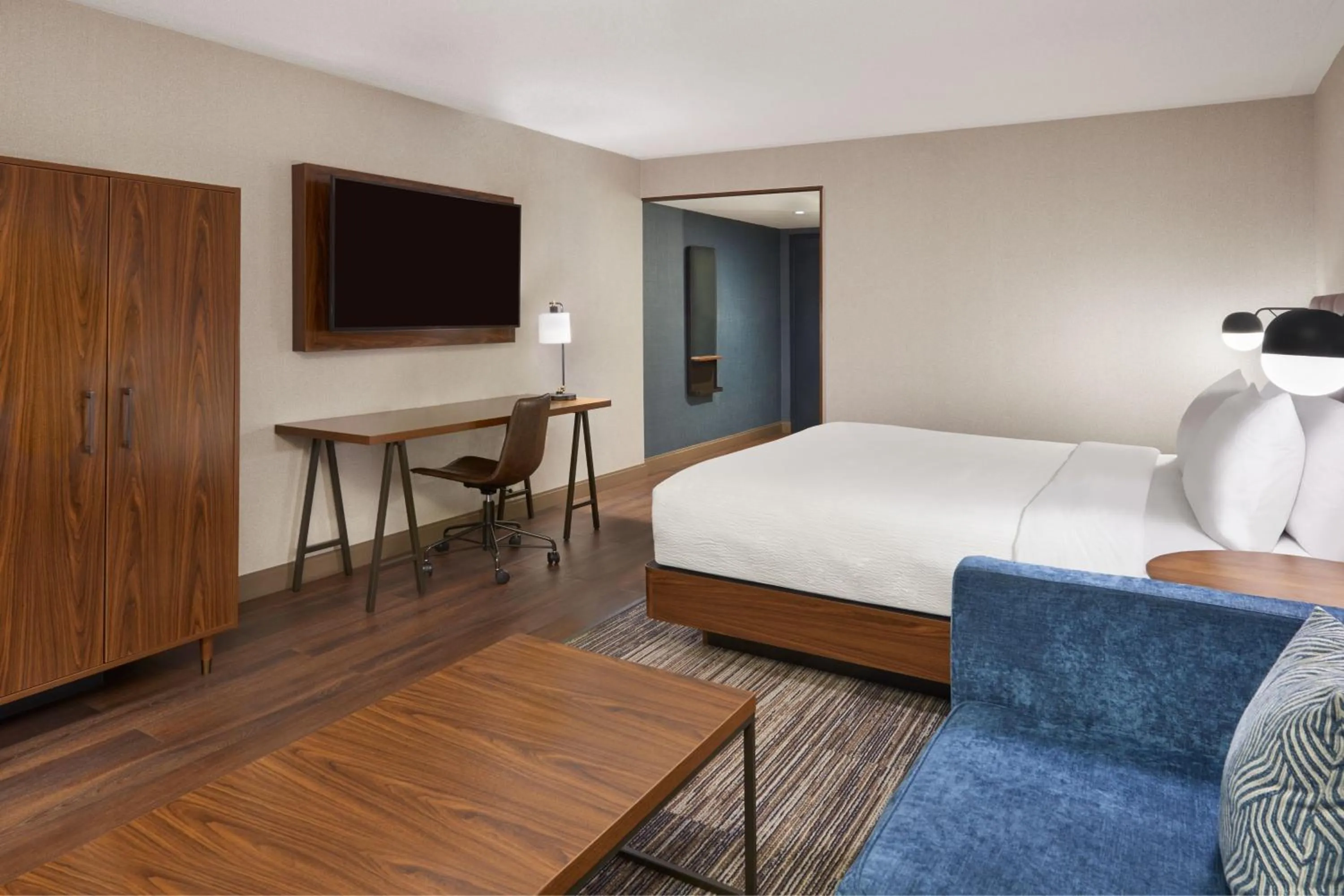 Photo of the whole room, Bed in Four Points by Sheraton Point Edward Sarnia