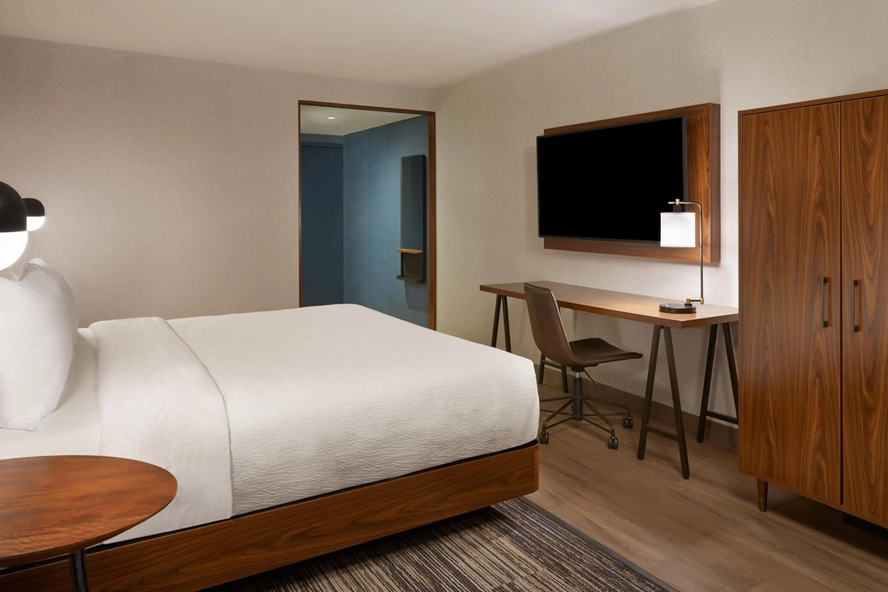 Photo of the whole room, Bed in Four Points by Sheraton Point Edward Sarnia