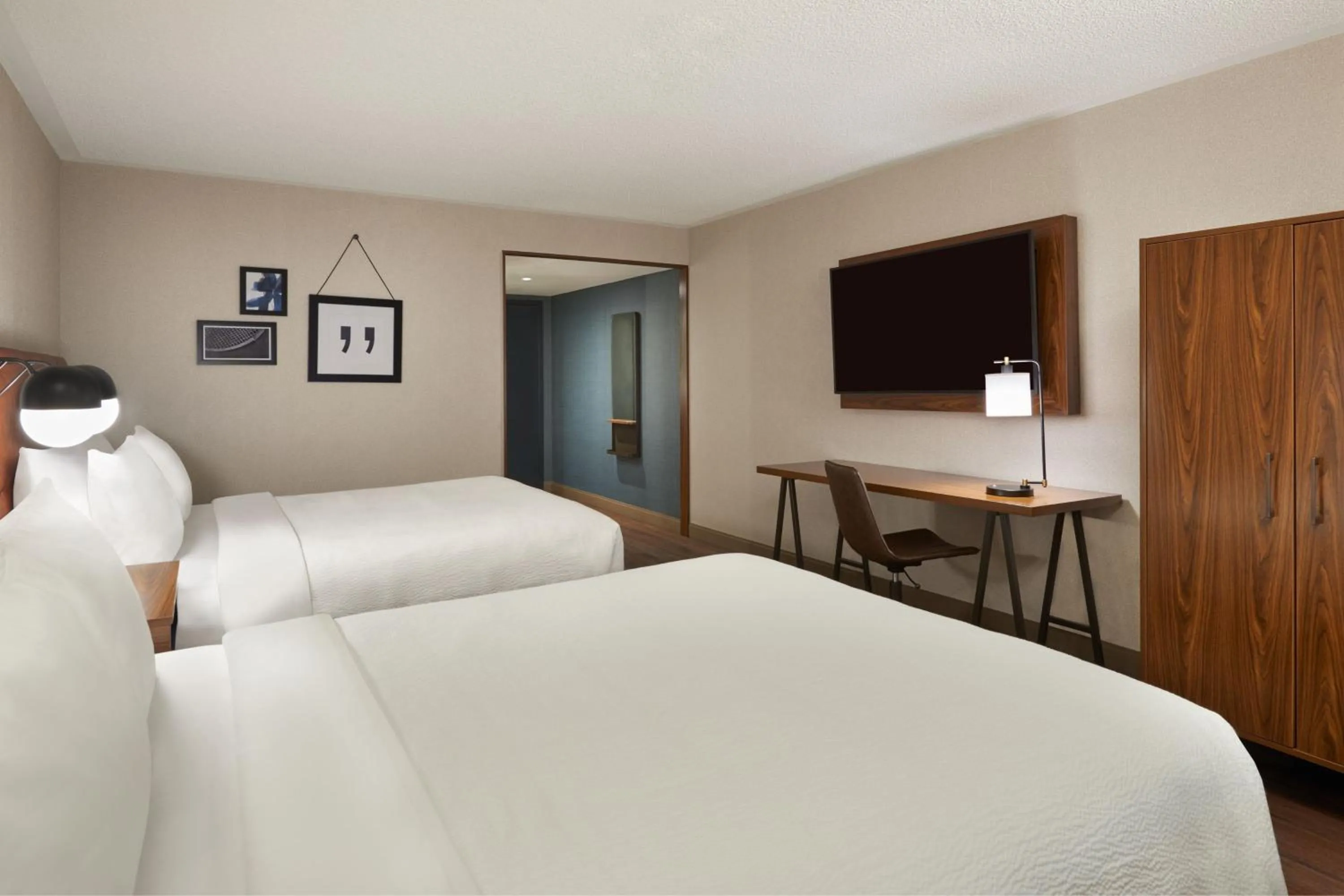 Photo of the whole room, Bed in Four Points by Sheraton Point Edward Sarnia