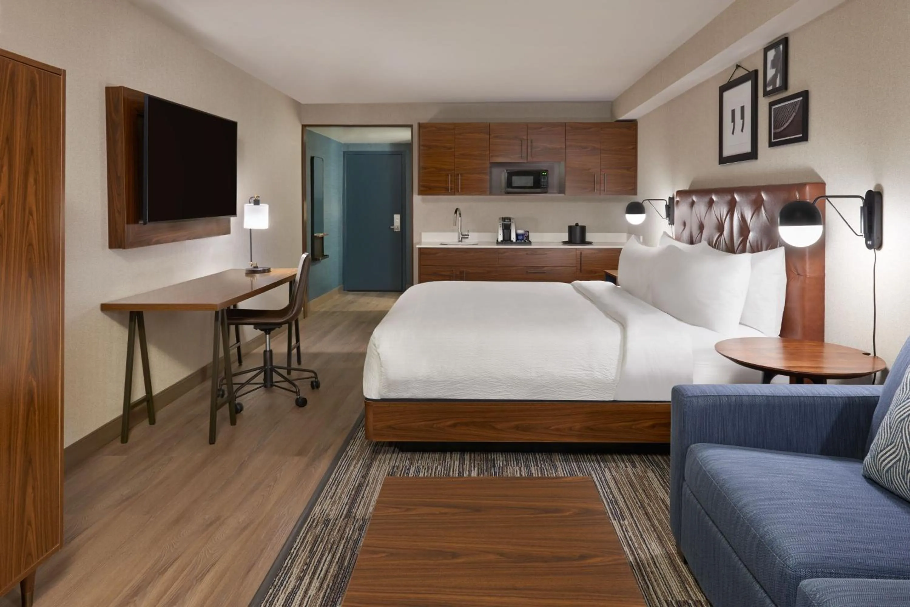Lounge or bar, Bed in Four Points by Sheraton Point Edward Sarnia