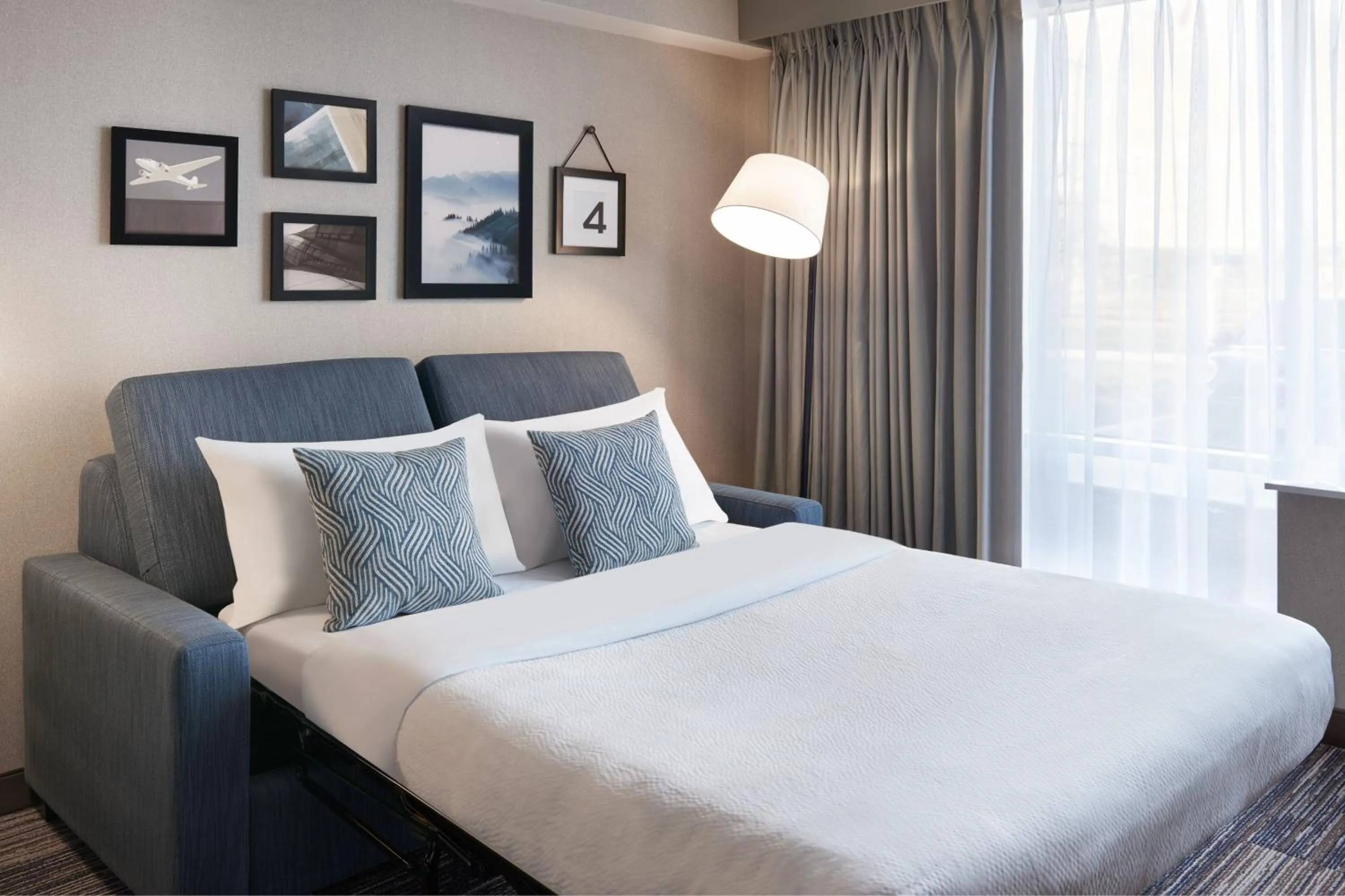 Photo of the whole room, Bed in Four Points by Sheraton Point Edward Sarnia