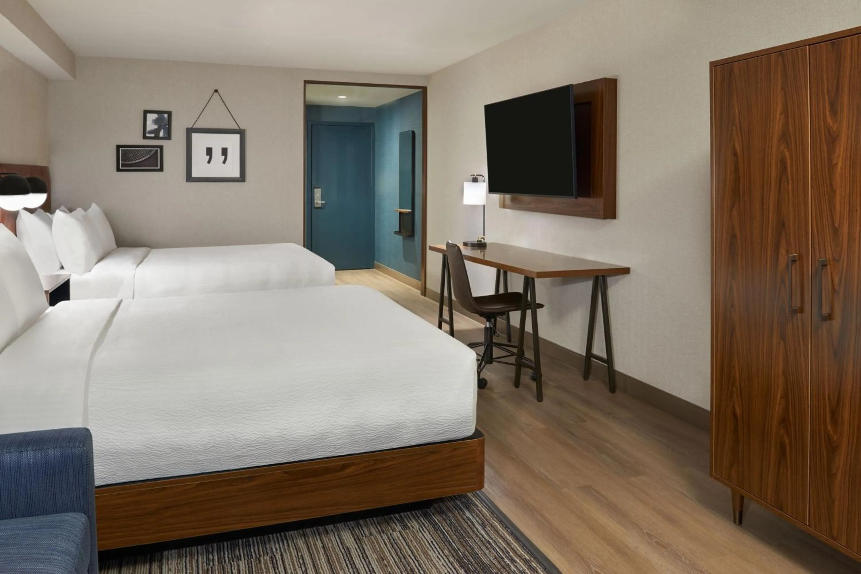 Photo of the whole room, Bed in Four Points by Sheraton Point Edward Sarnia