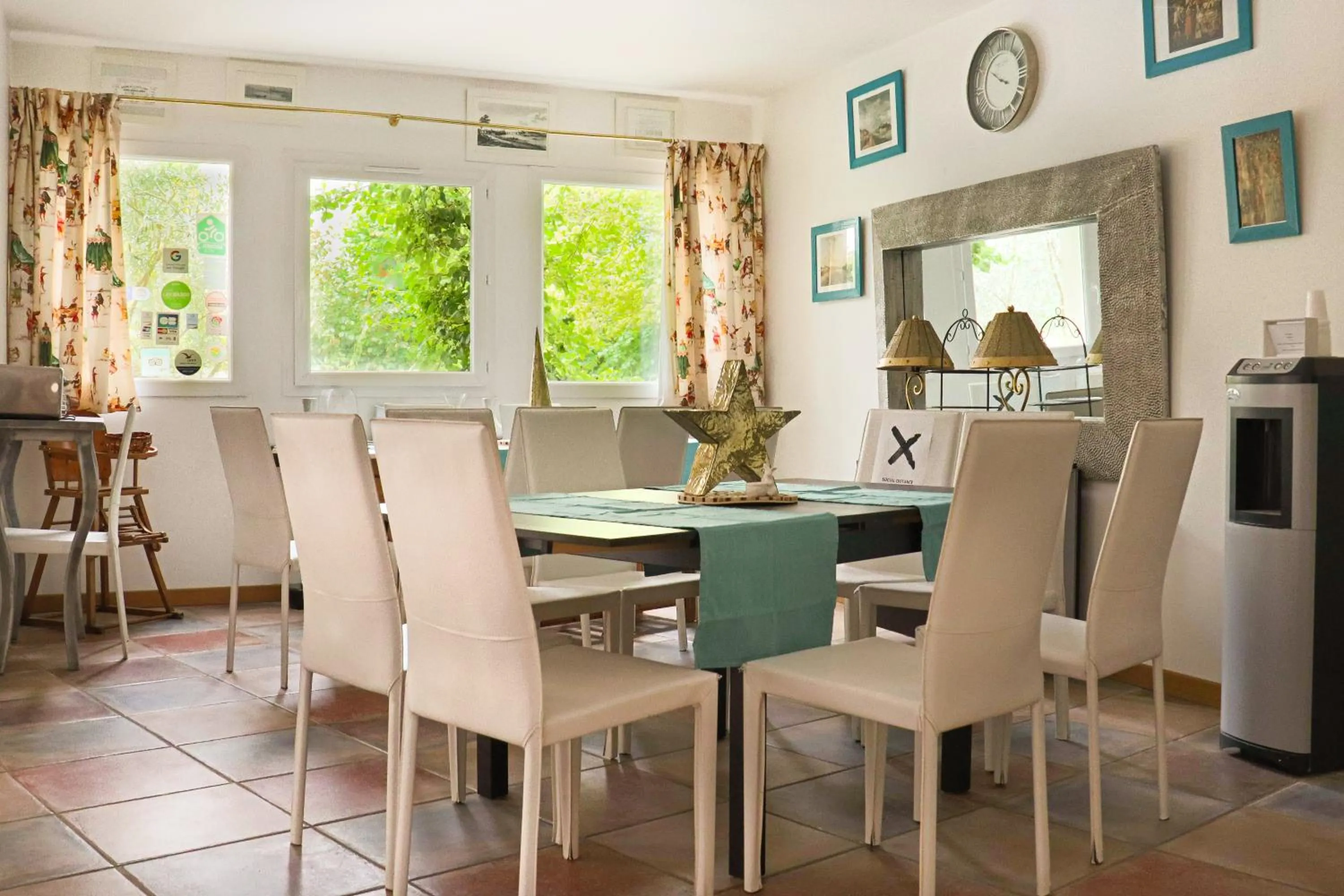 Communal lounge/ TV room in Logis Hôtel La Villa Boucicaut