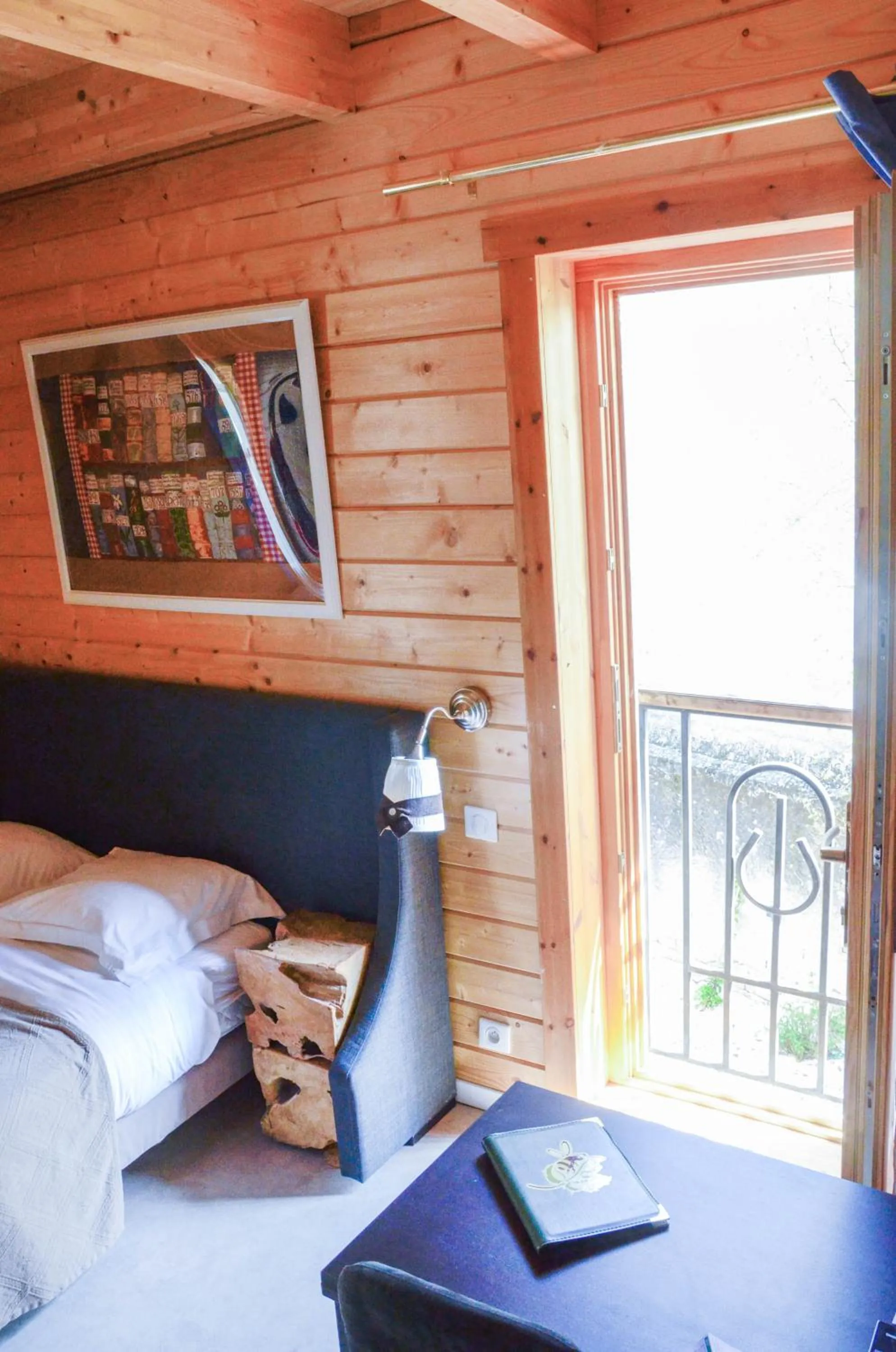 Bed in Logis Hôtel La Villa Boucicaut