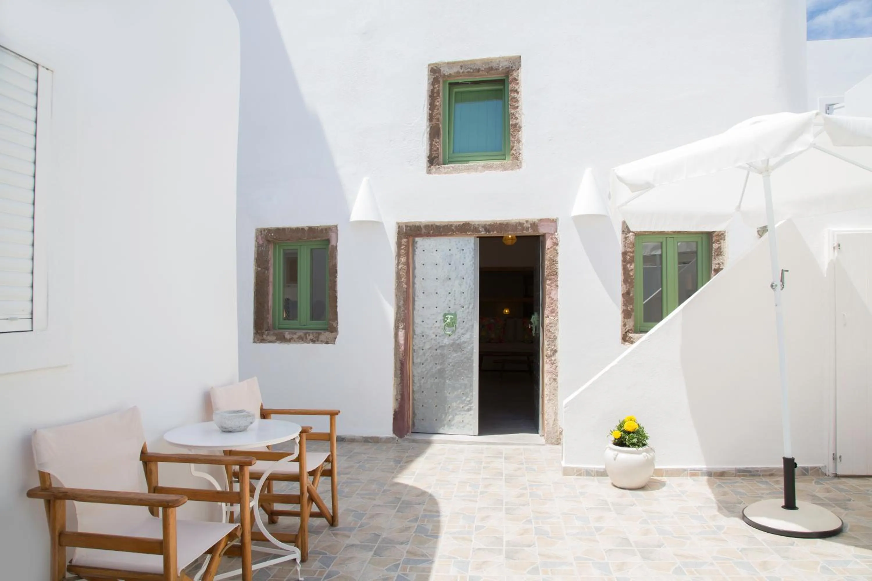 Facade/entrance in Ayoba Santorini