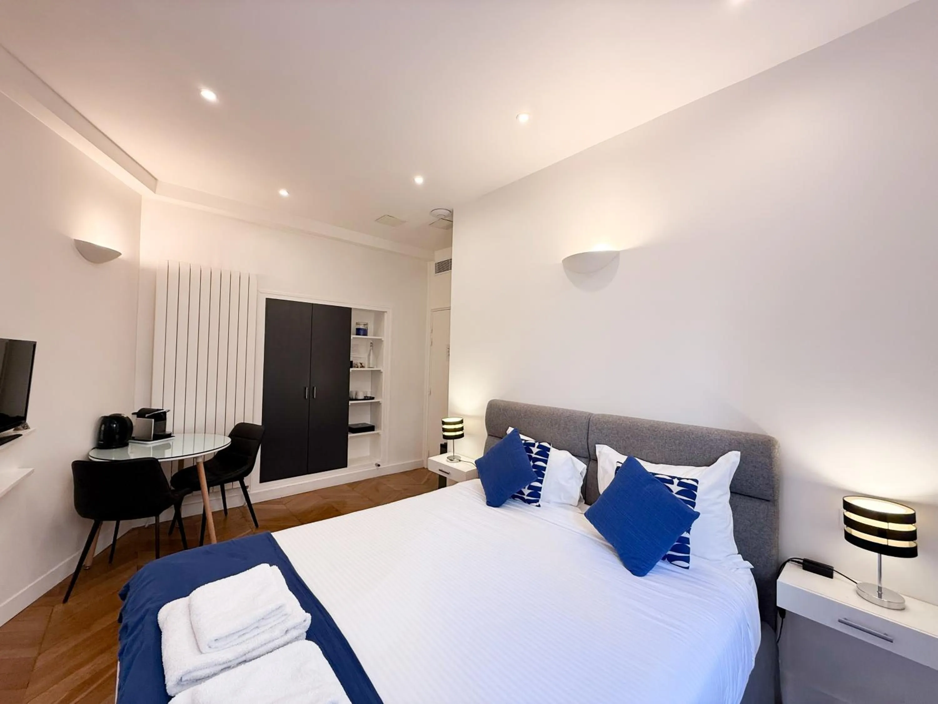 Photo of the whole room, Bed in Paris Square