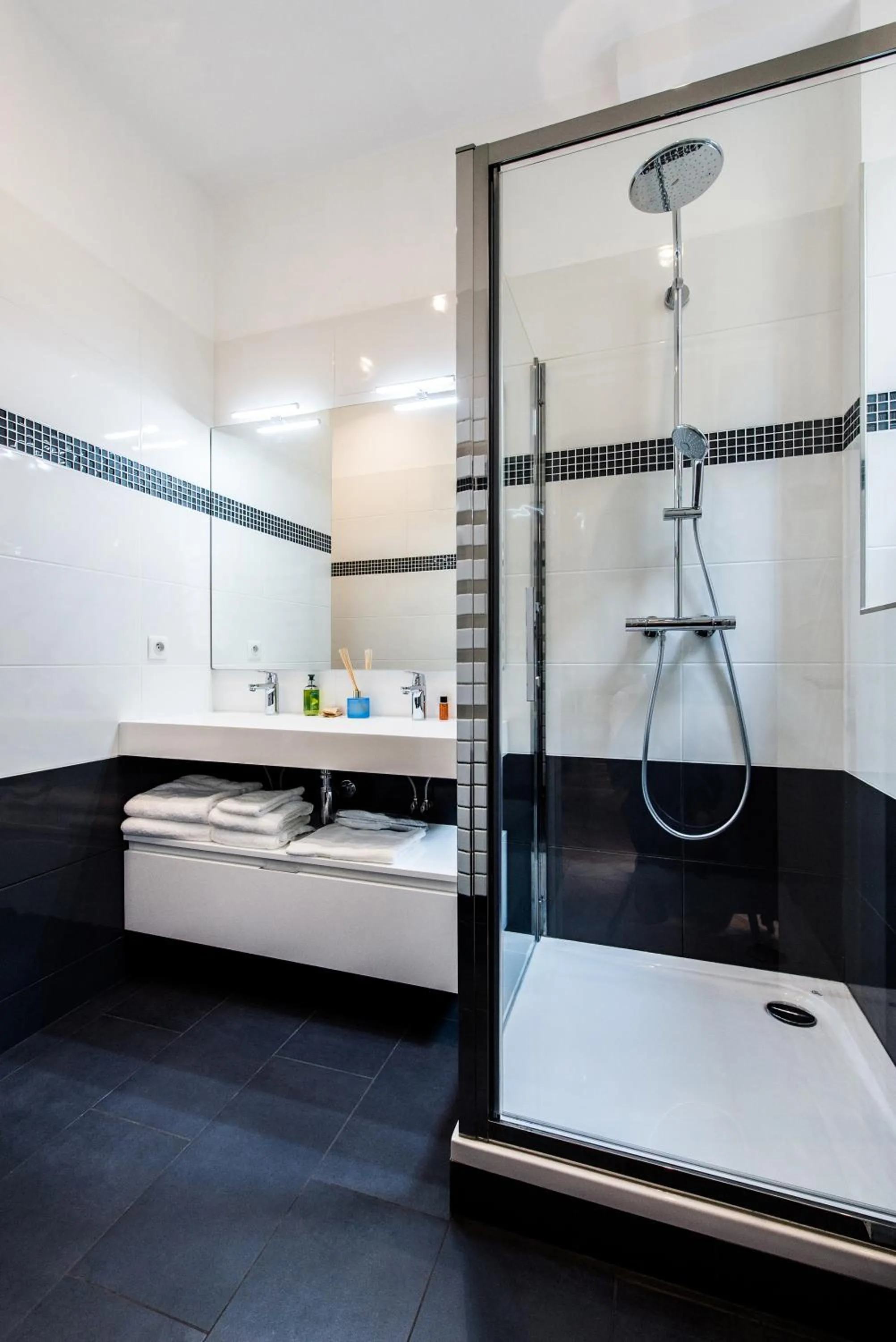 Bathroom in Paris Square