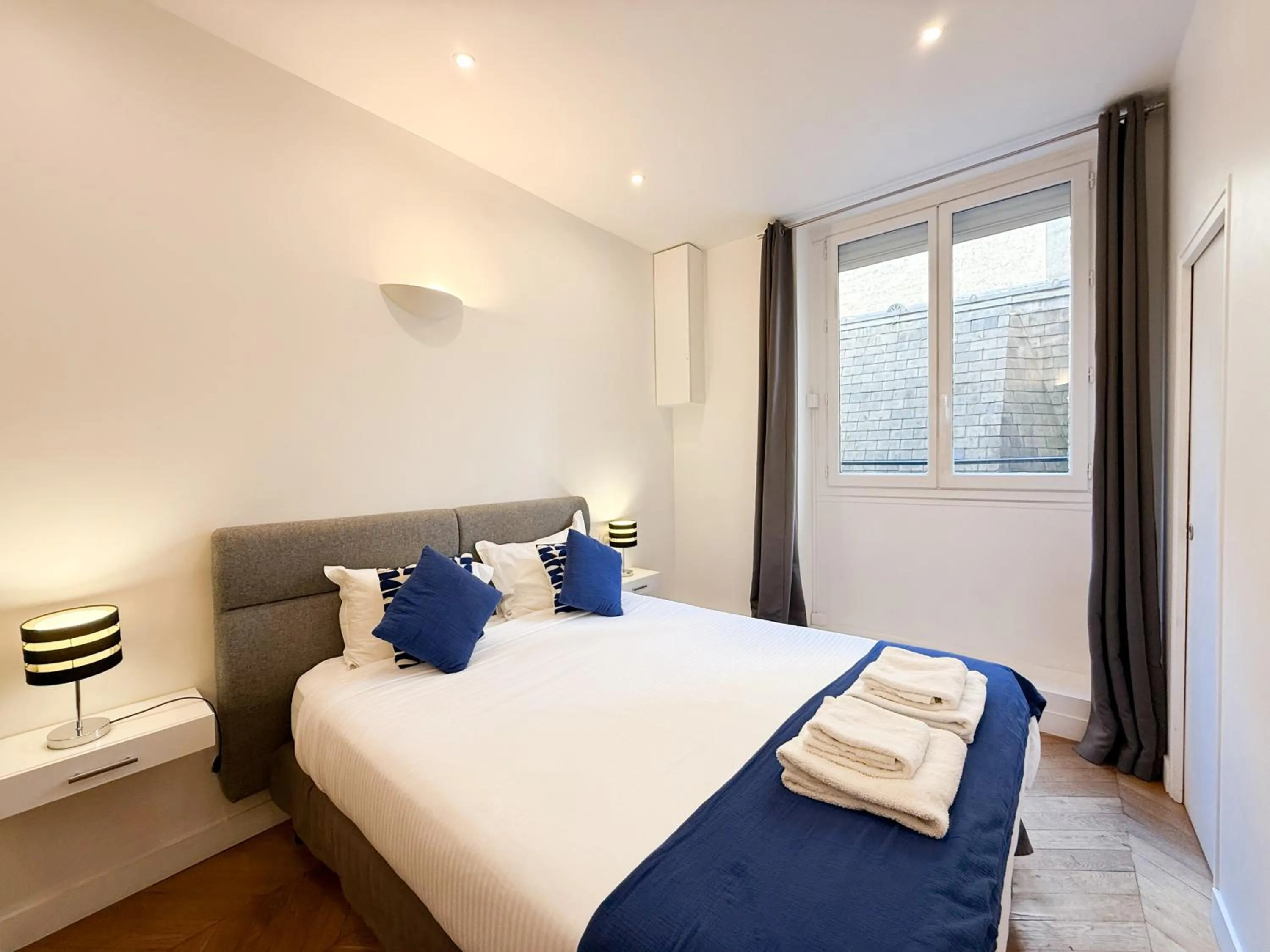 Photo of the whole room, Bed in Paris Square