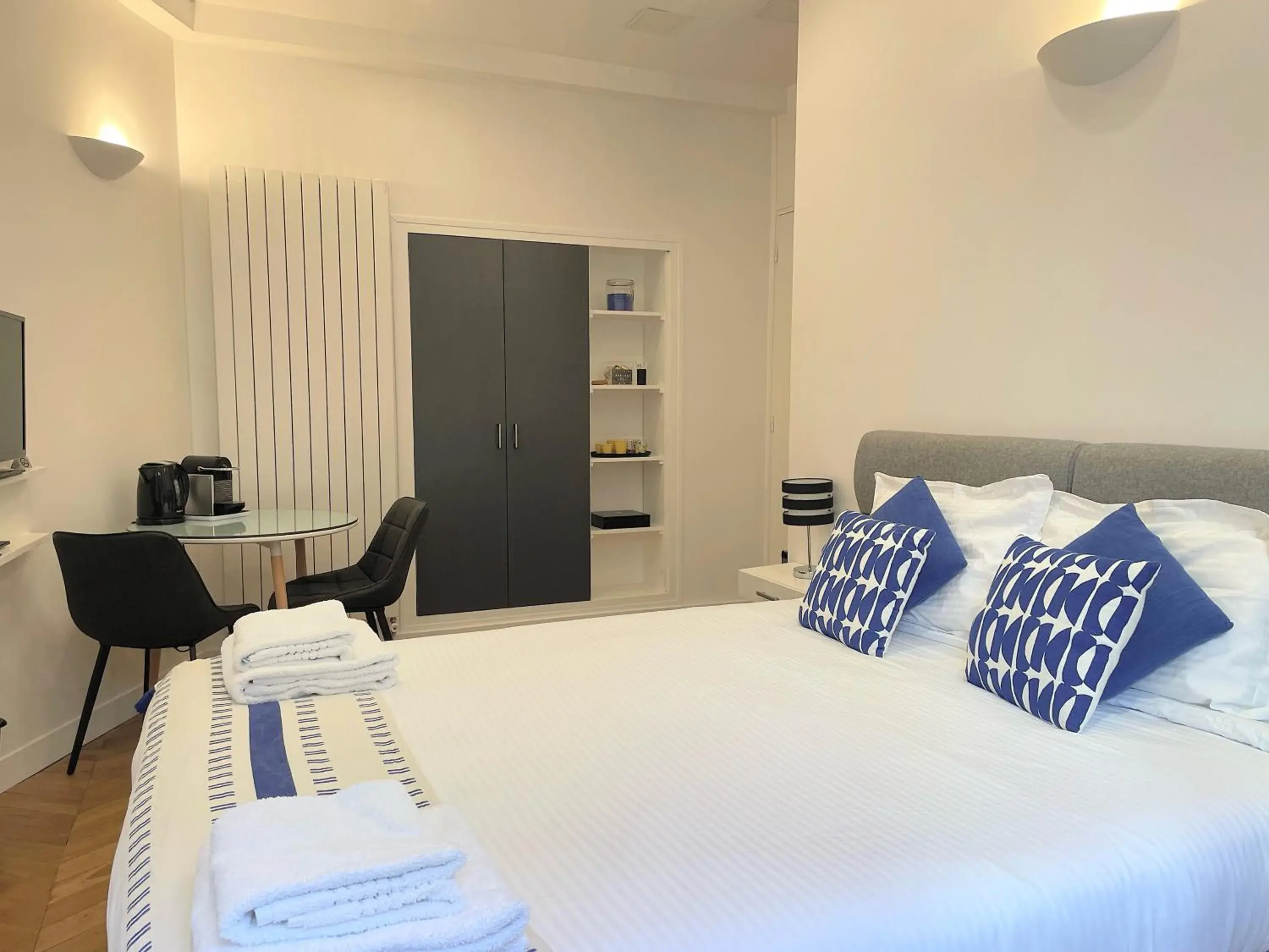 Superior Double Room in Paris Square Superior Double Room in Paris Square