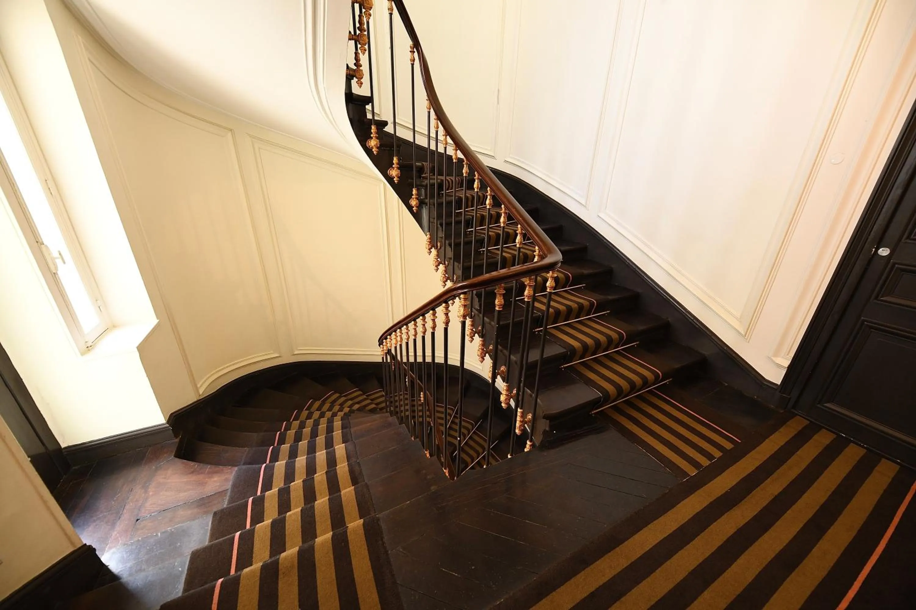 Property building in Paris Square