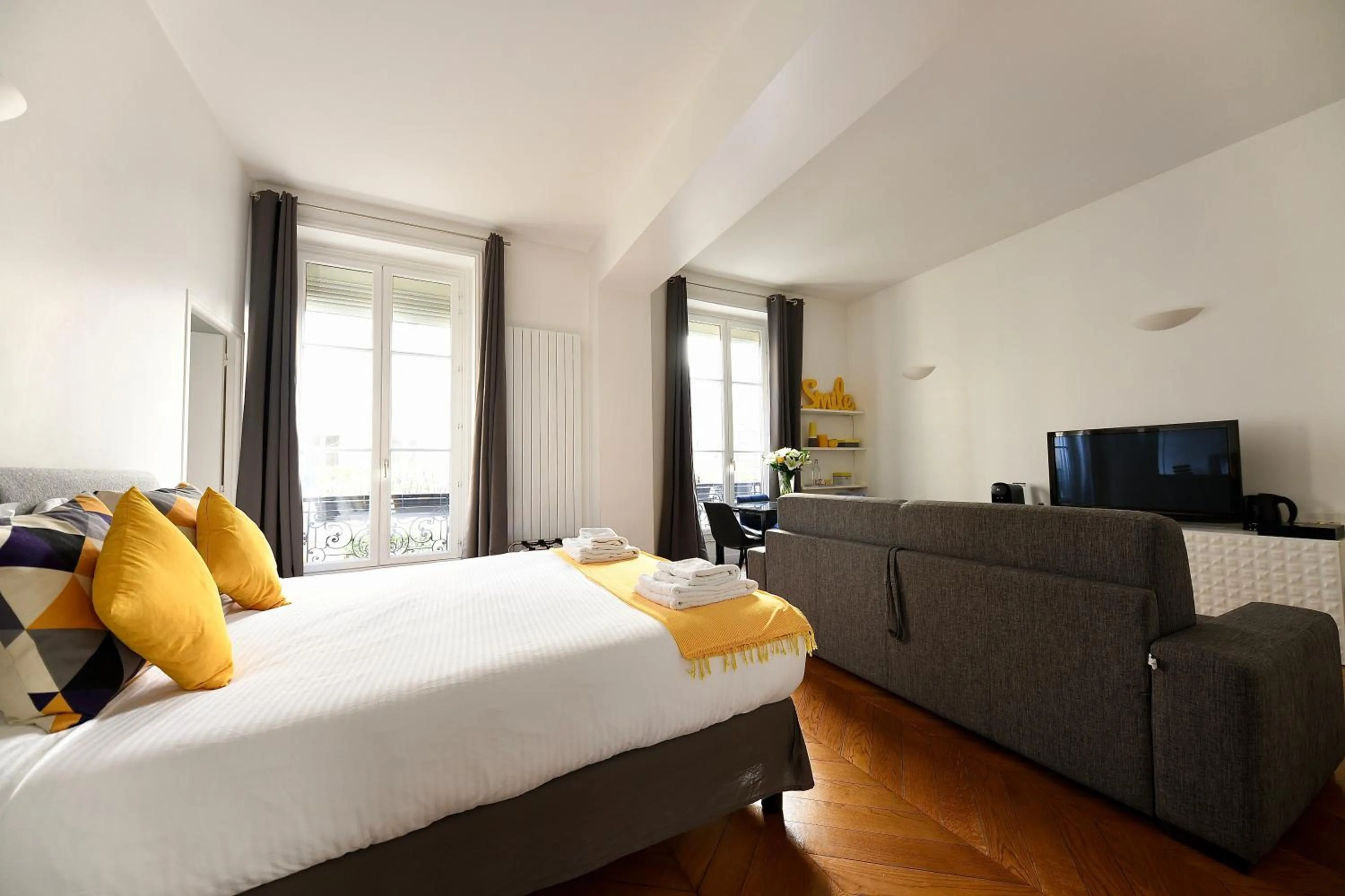 Photo of the whole room, Bed in Paris Square