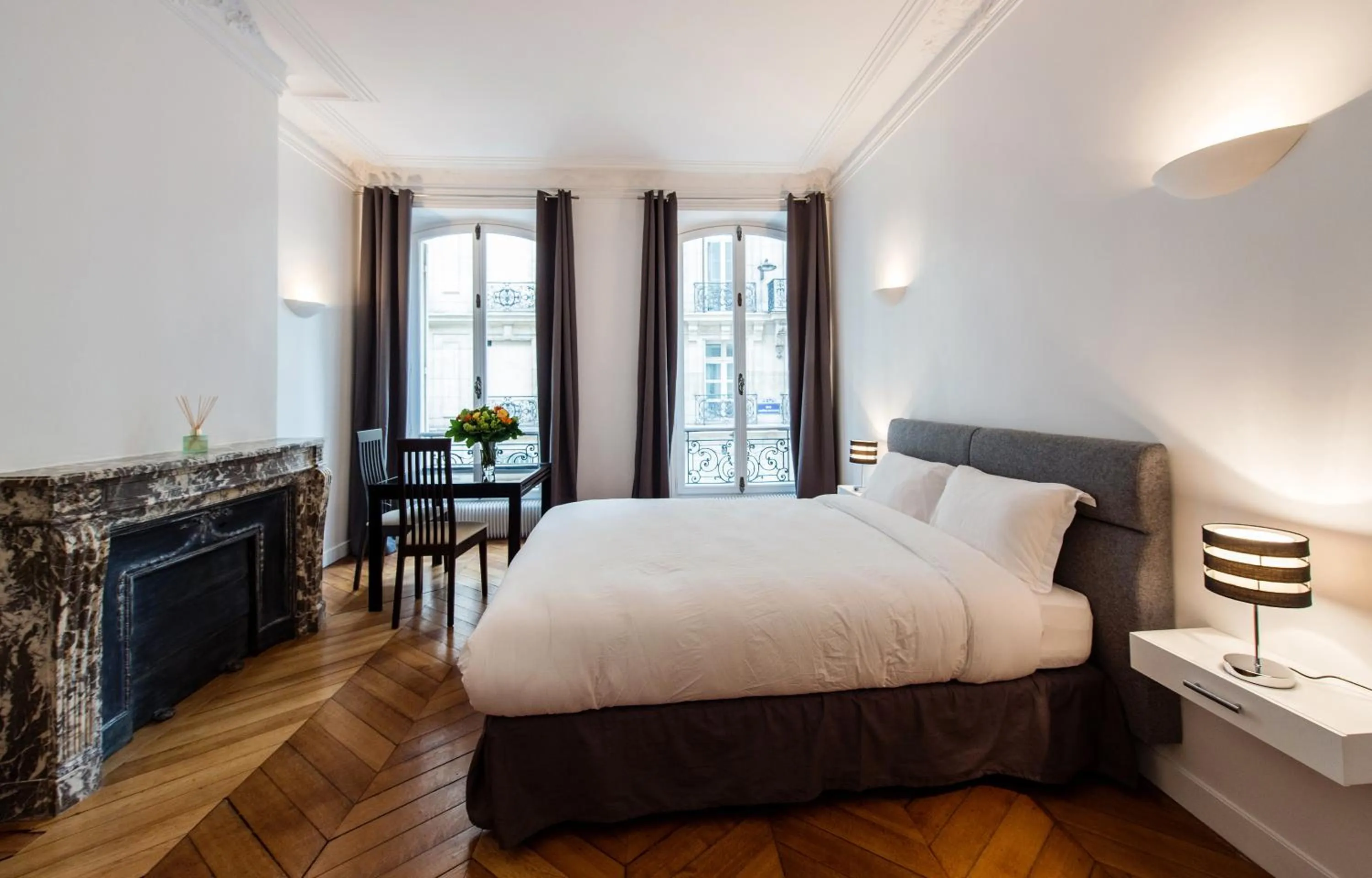 Photo of the whole room, Bed in Paris Square