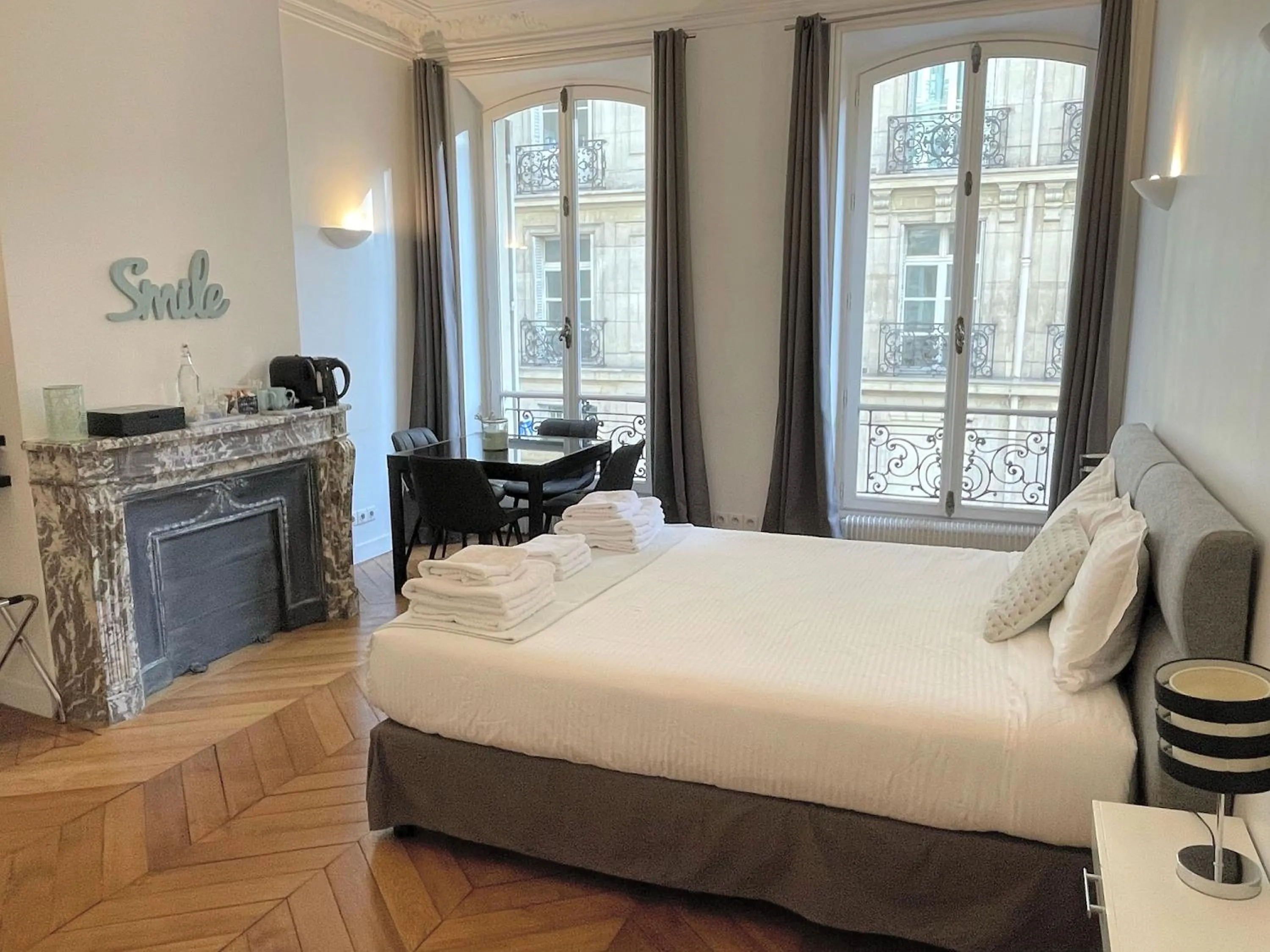 Photo of the whole room, Bed in Paris Square
