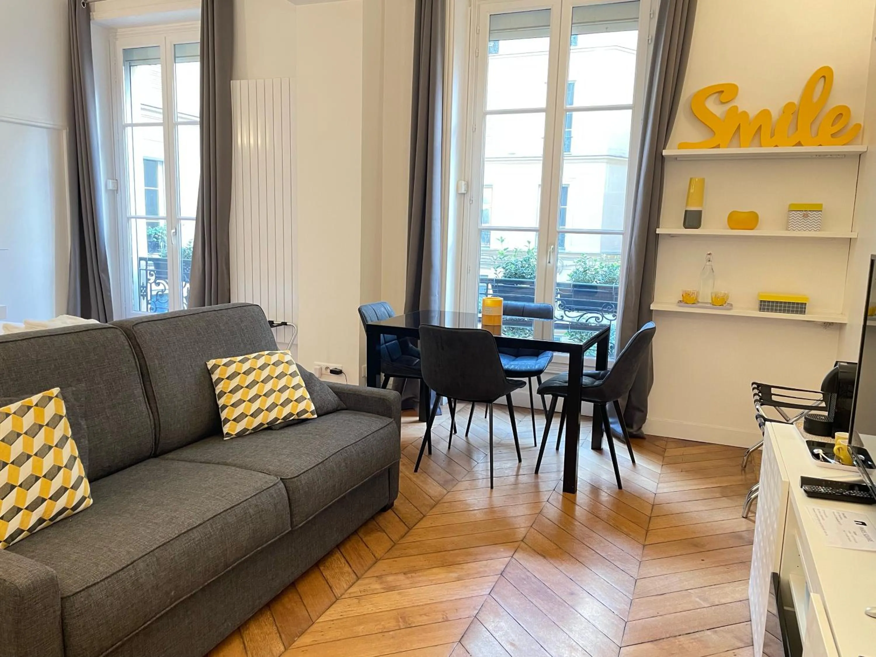 Bedroom in Paris Square