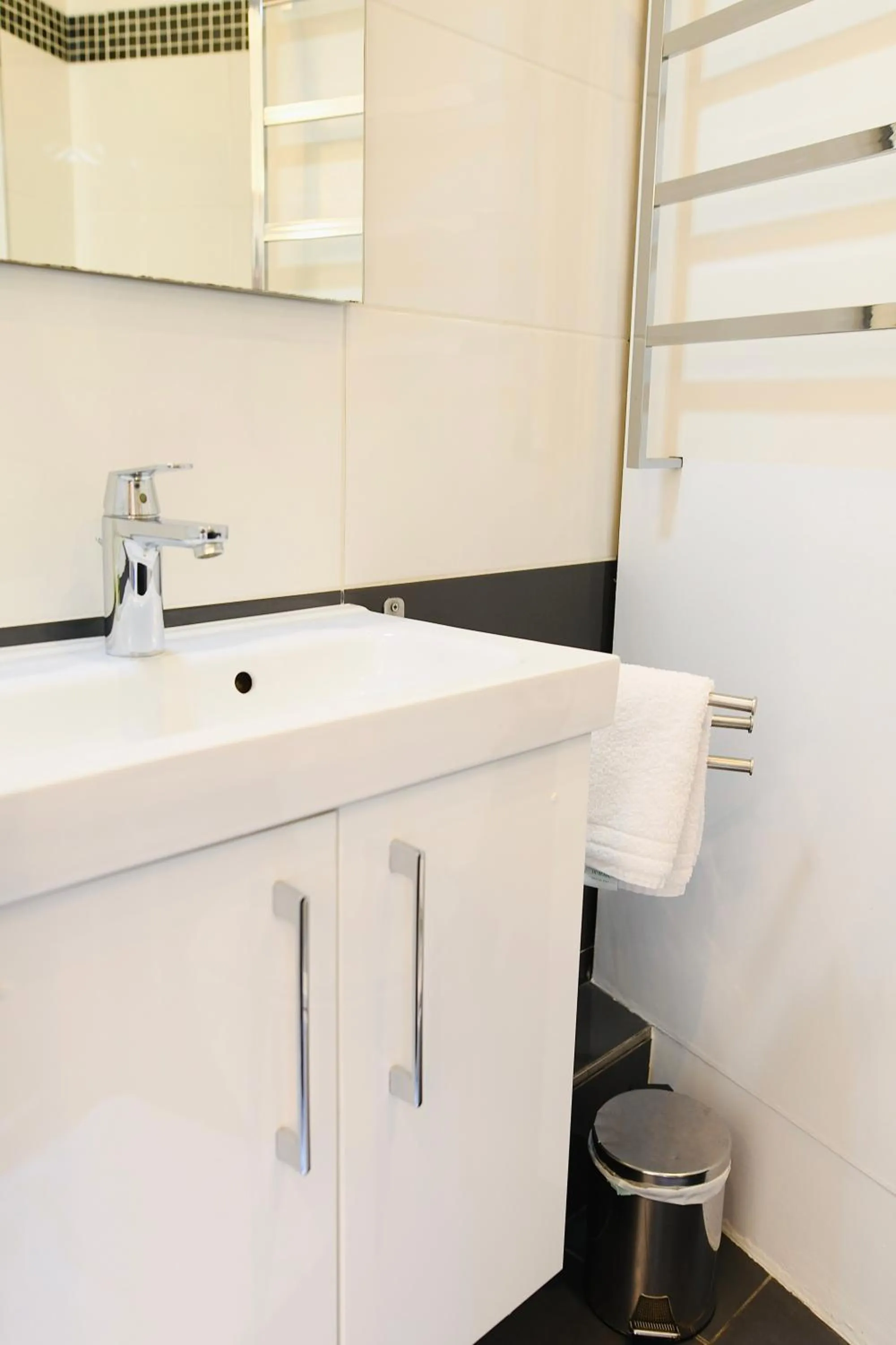 Bathroom in Paris Square