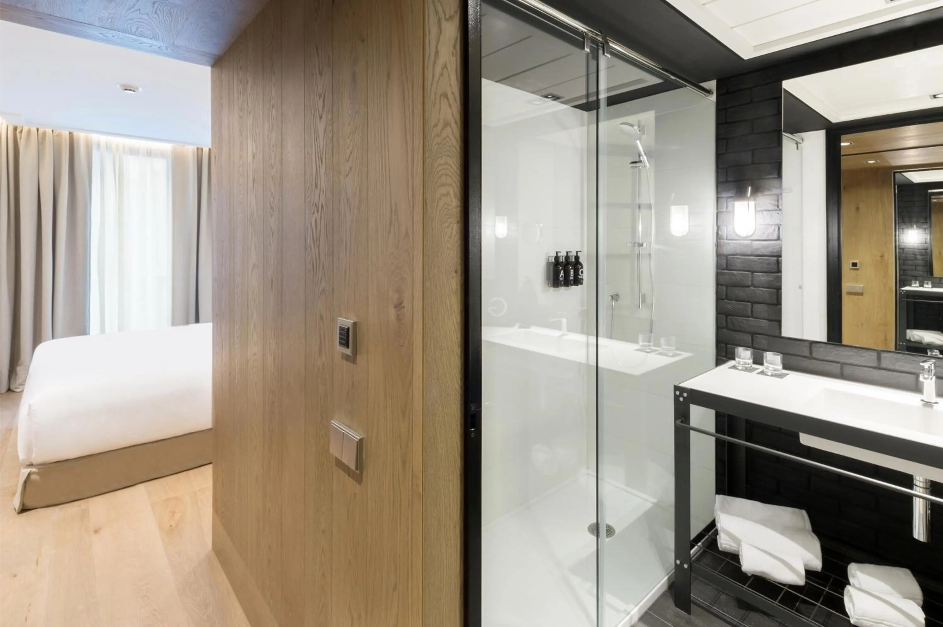 Bathroom, Bed in The Corner Hotel