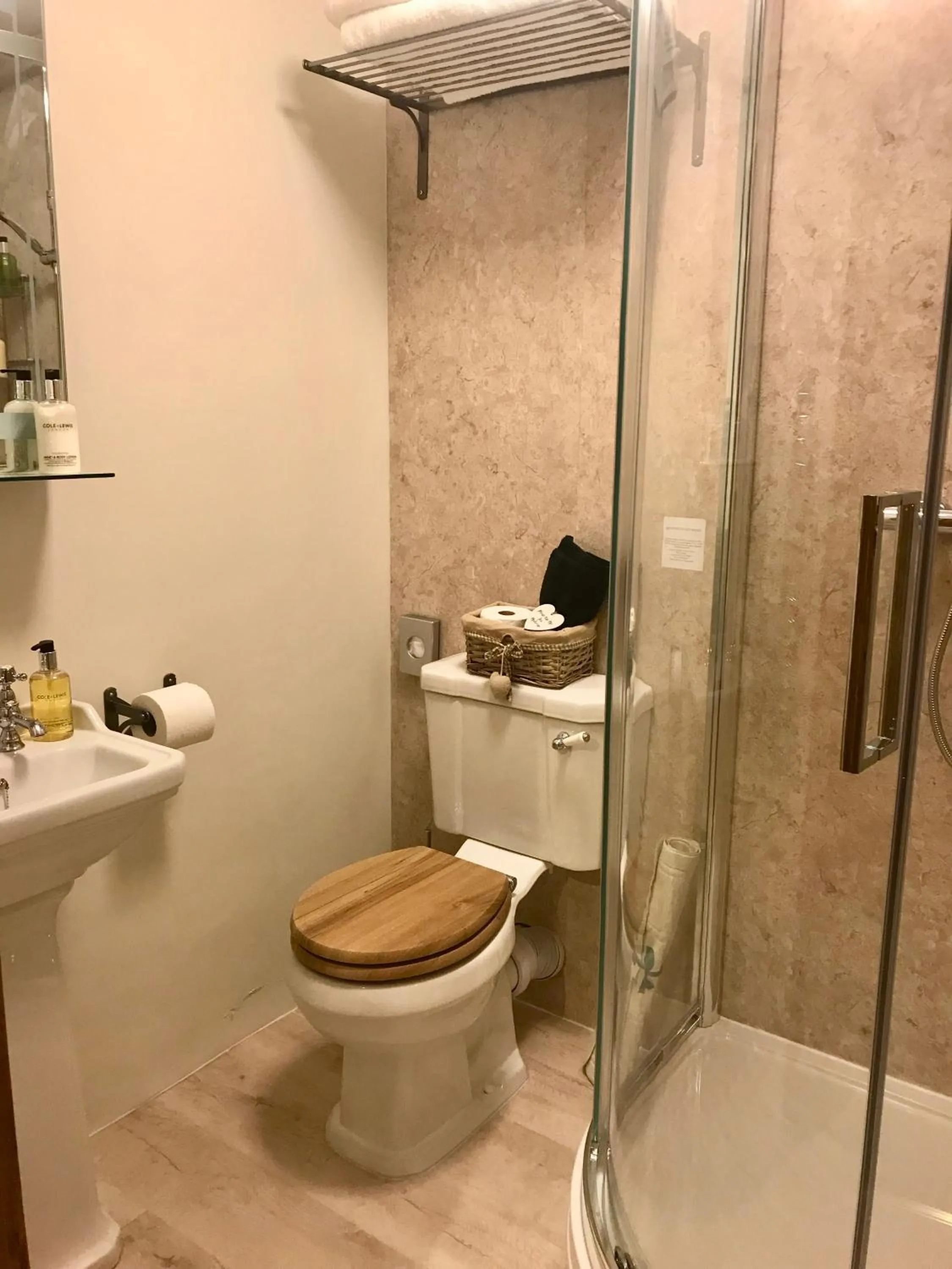 Shower in The Old Stables Bed & Breakfast