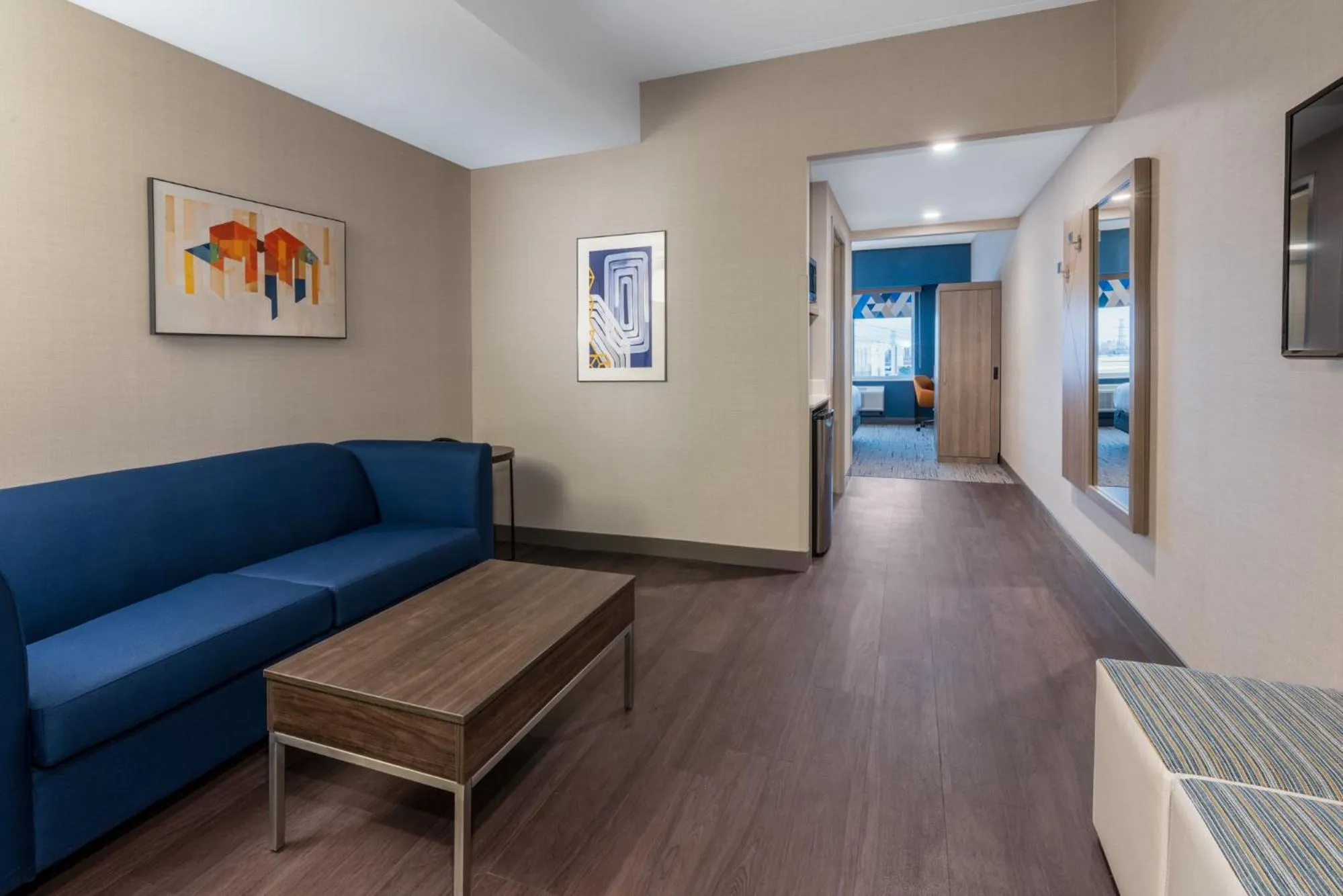 TV and multimedia in Holiday Inn Express & Suites Vaughan-Southwest by IHG