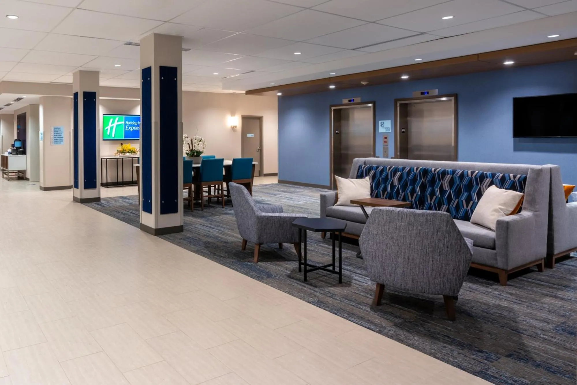 Seating area in Holiday Inn Express & Suites Vaughan-Southwest by IHG