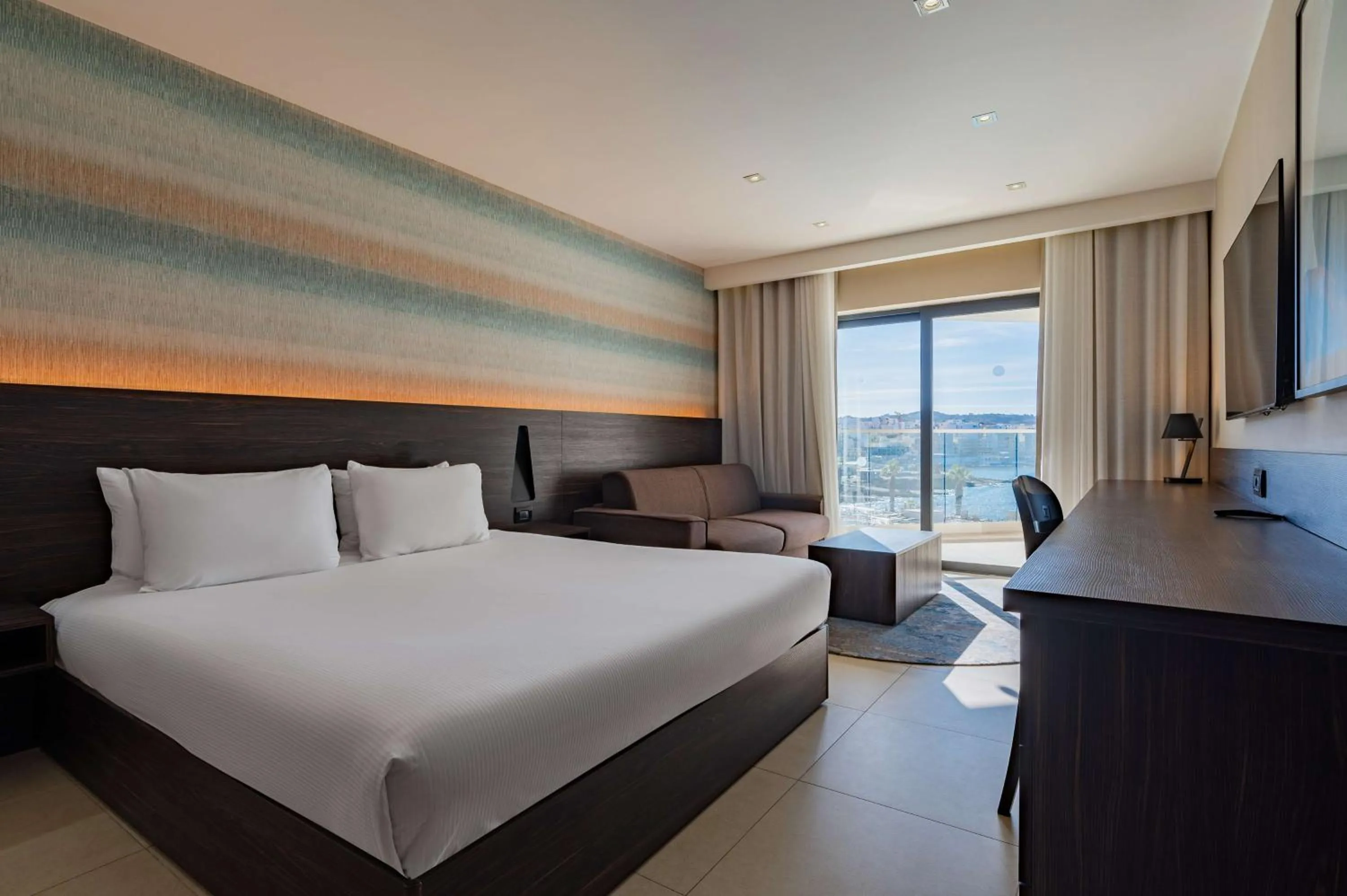 Living room, Bed in DoubleTree by Hilton Malta
