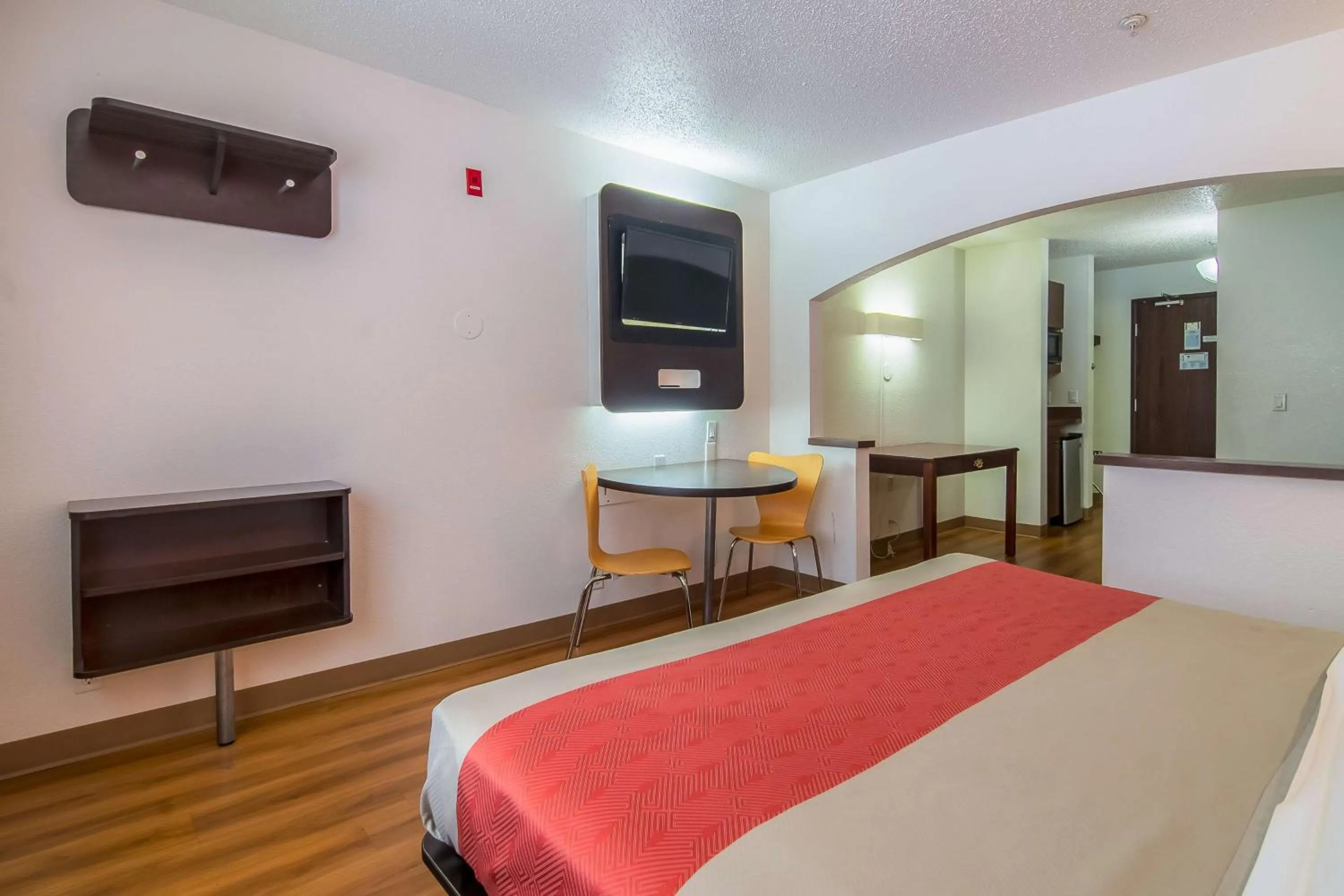 Photo of the whole room, Bed in Motel 6-Dallas, TX - North - Richardson