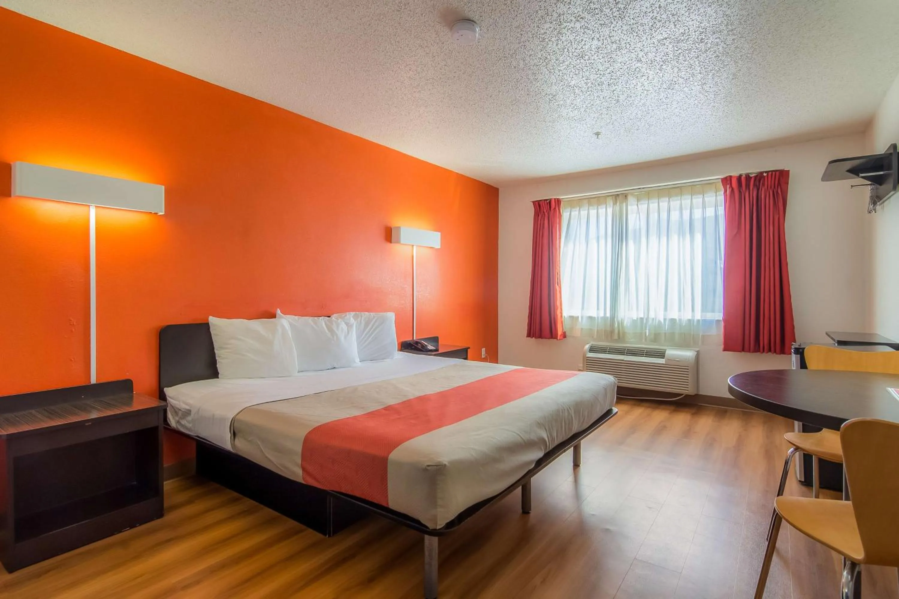 Photo of the whole room, Bed in Motel 6-Dallas, TX - North - Richardson
