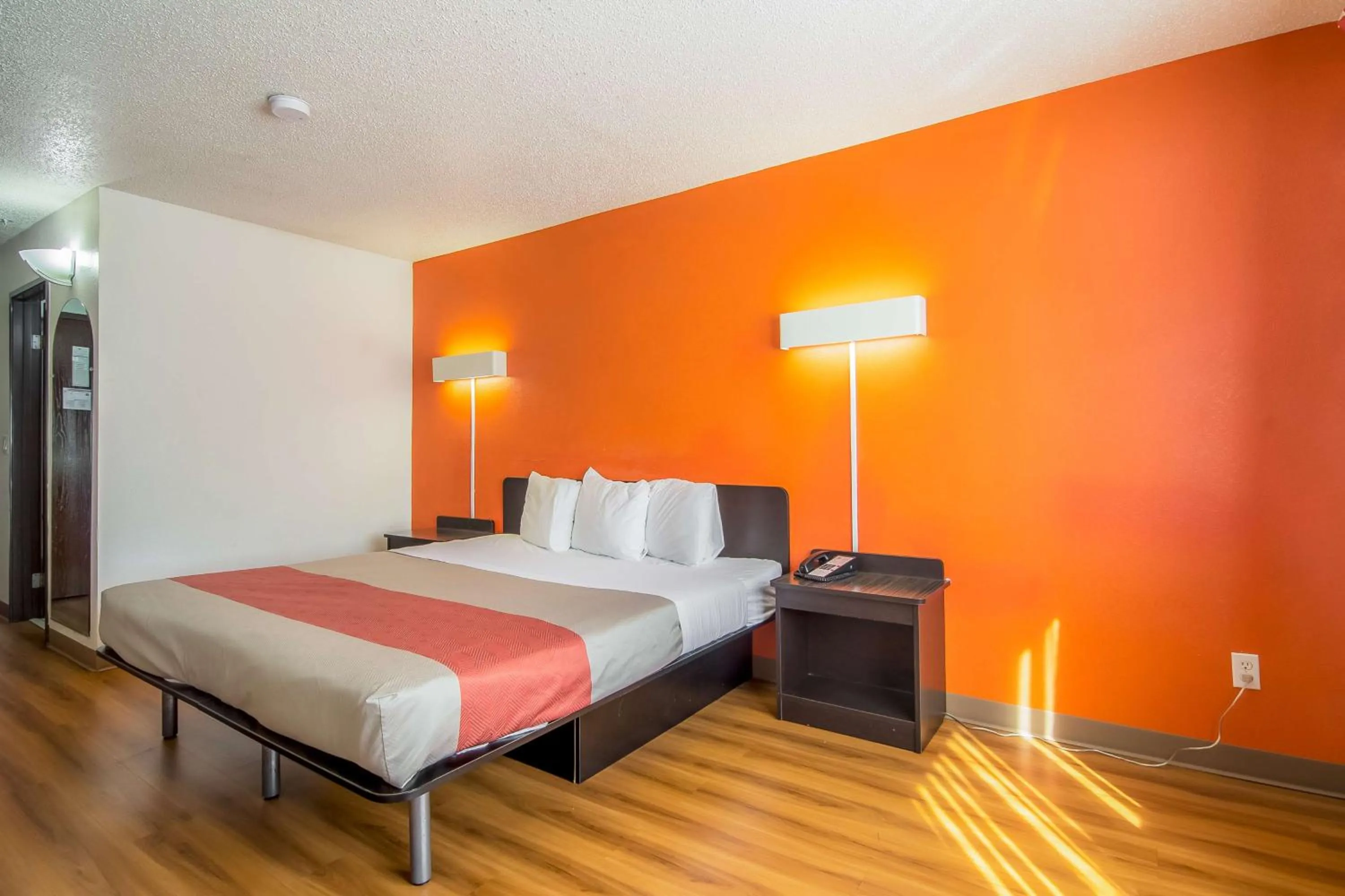 Photo of the whole room, Bed in Motel 6-Dallas, TX - North - Richardson