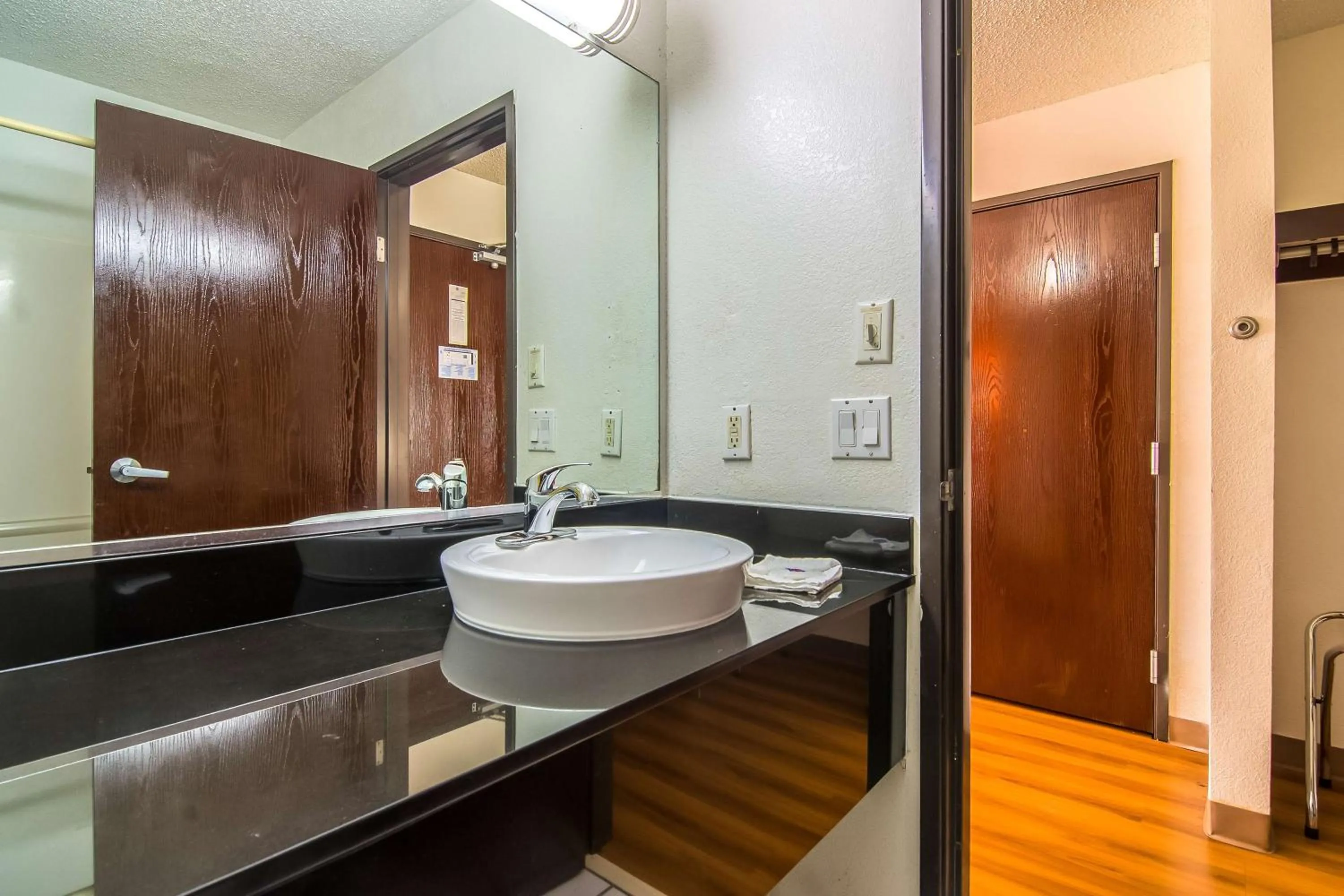 Photo of the whole room in Motel 6-Dallas, TX - North - Richardson