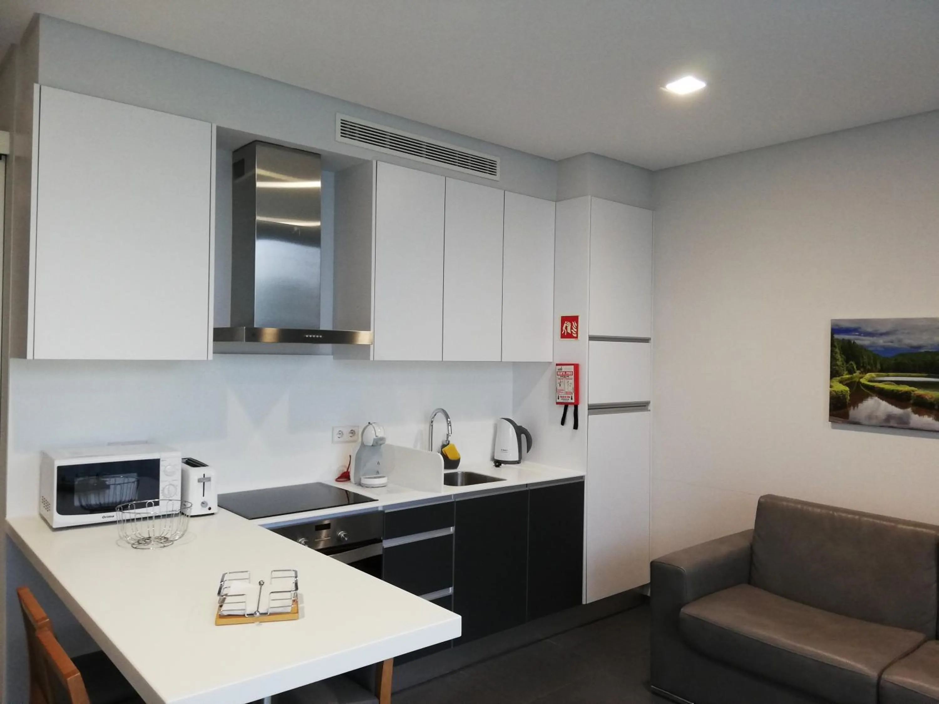 Kitchen or kitchenette in Whalesbay Hotel Apartamentos