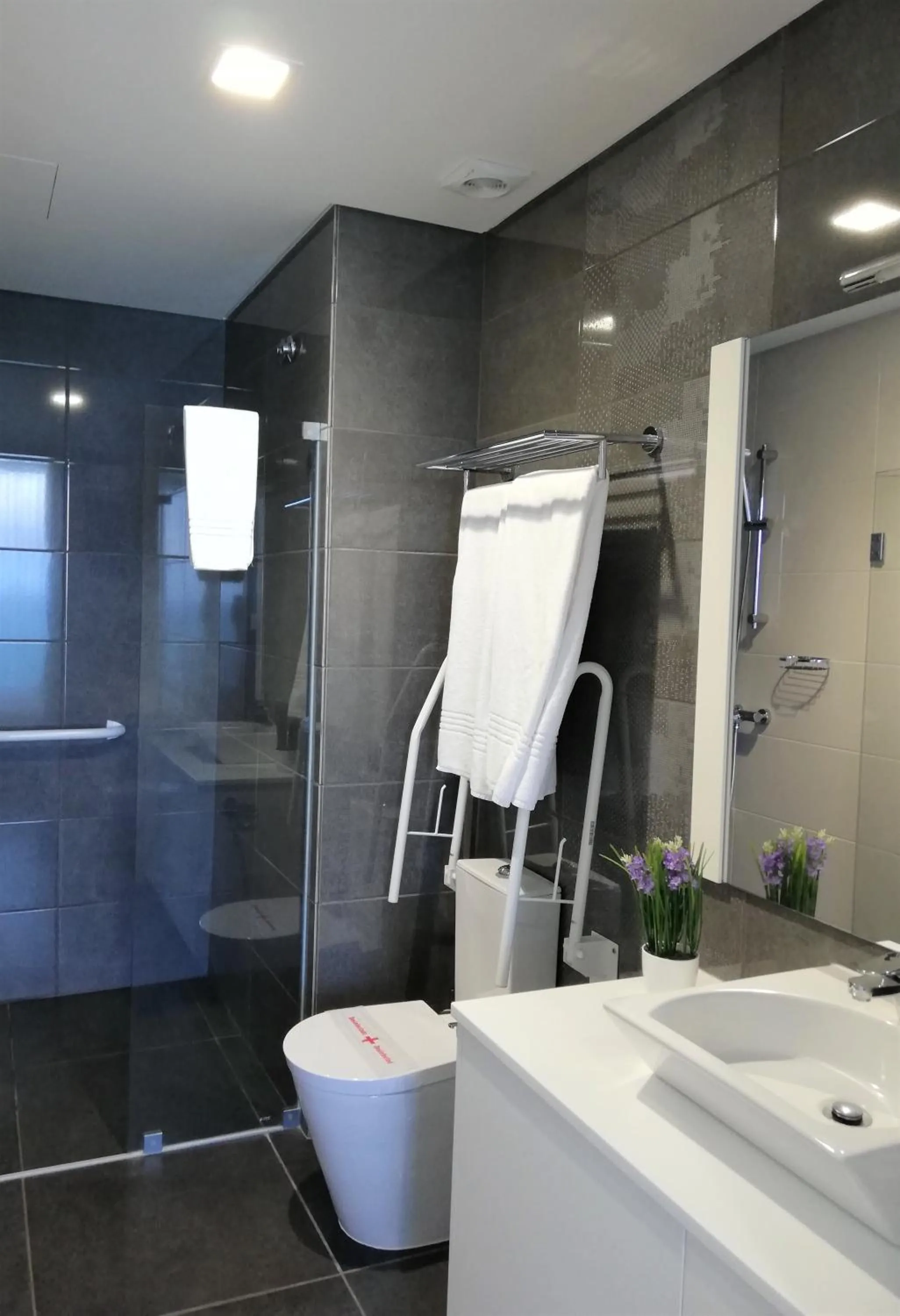 Shower in Whalesbay Hotel Apartamentos