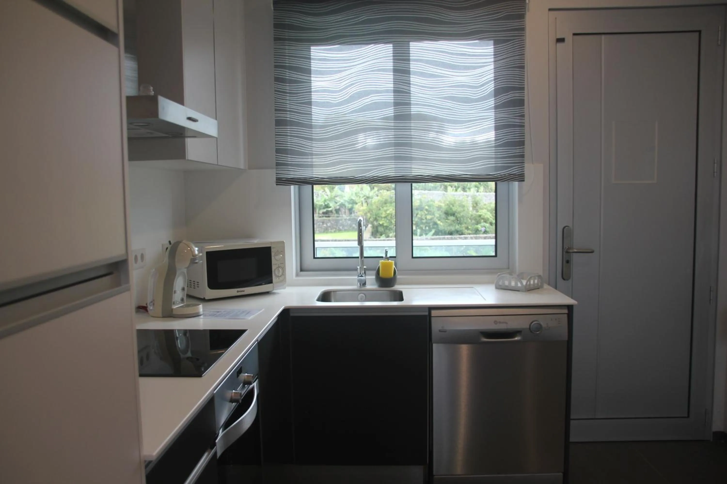 Communal kitchen in Whalesbay Hotel Apartamentos